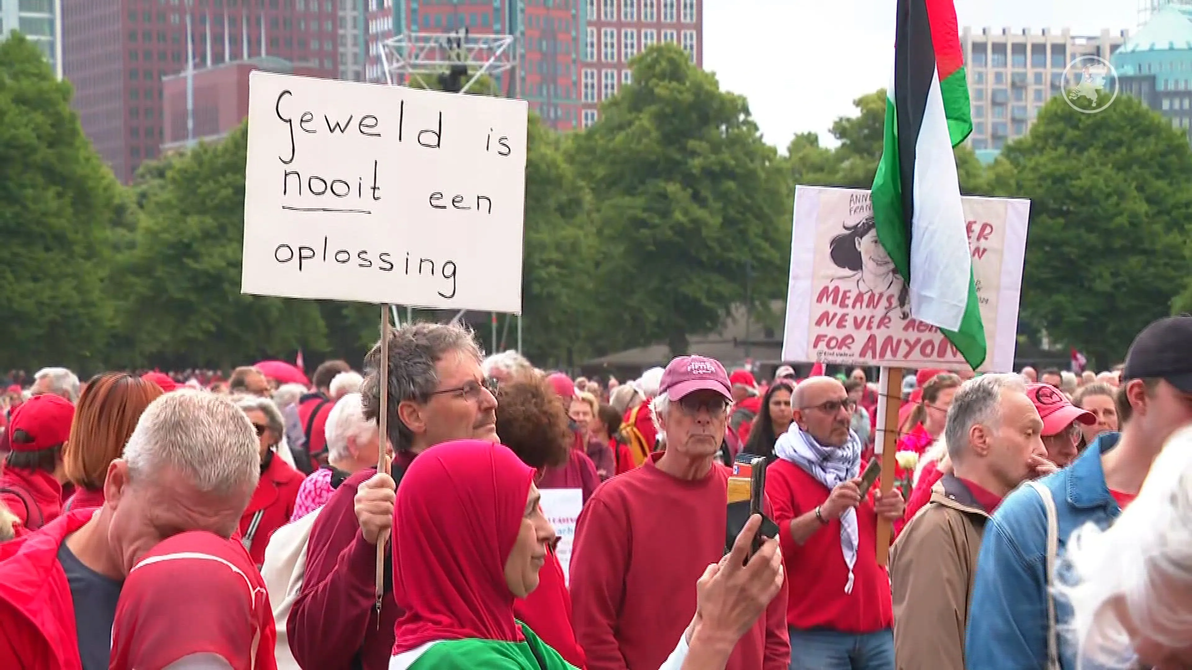 Tienduizenden demonstranten voeren actie op Malieveld Den Haag