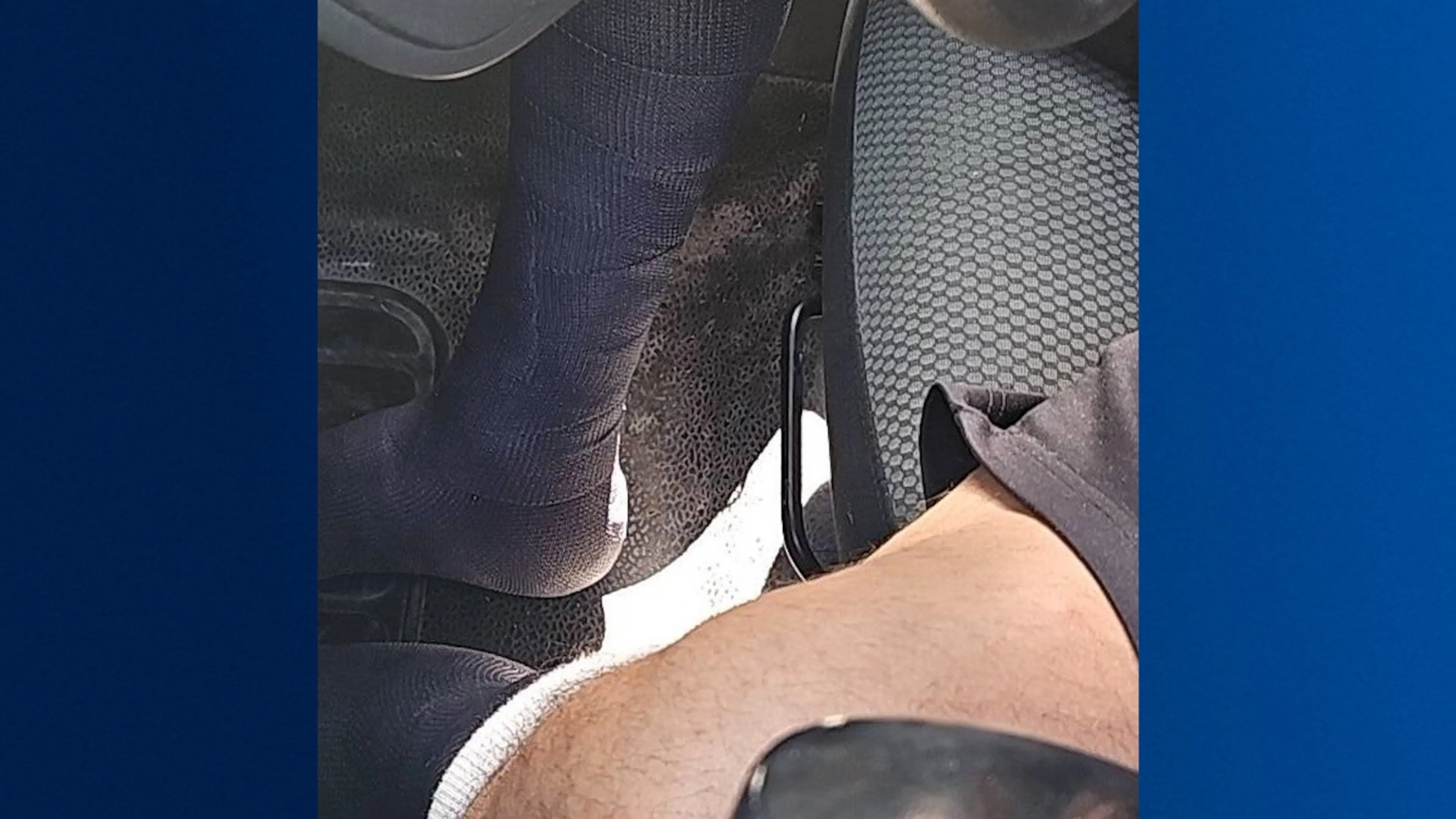 Bestuurder met beide benen in het gips betrapt achter het stuur
