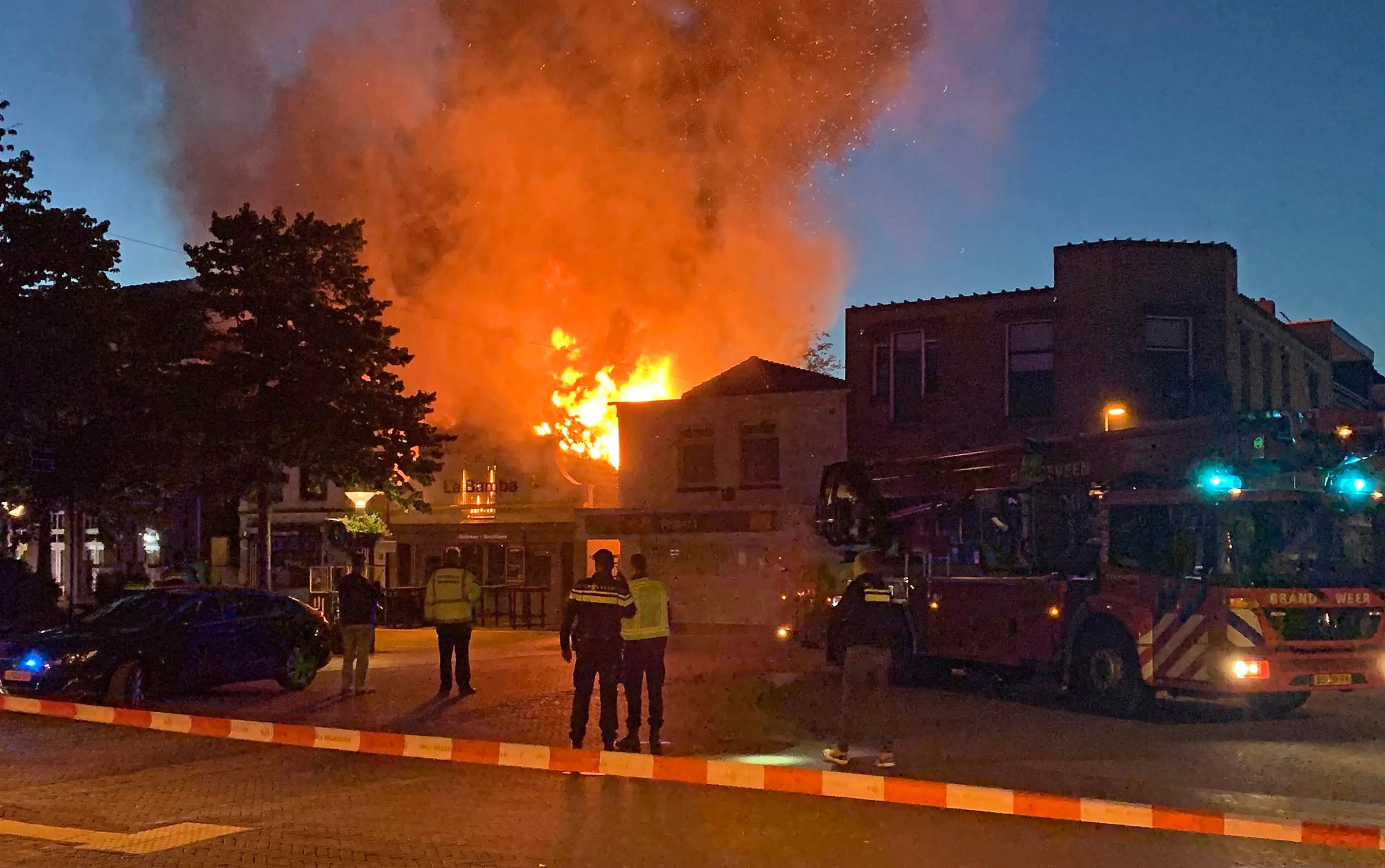 Grote brand legt grillroom en café in Hoogeveen in de as: 'De verbouwing was net klaar'