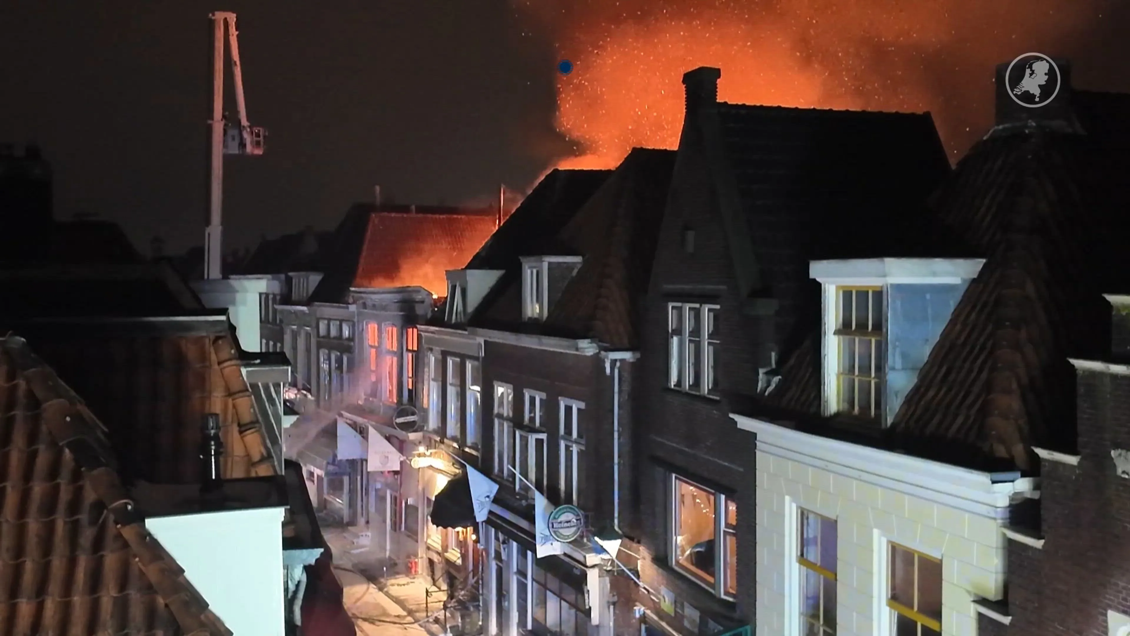 Historische binnenstad Leeuwarden getroffen door felle brand