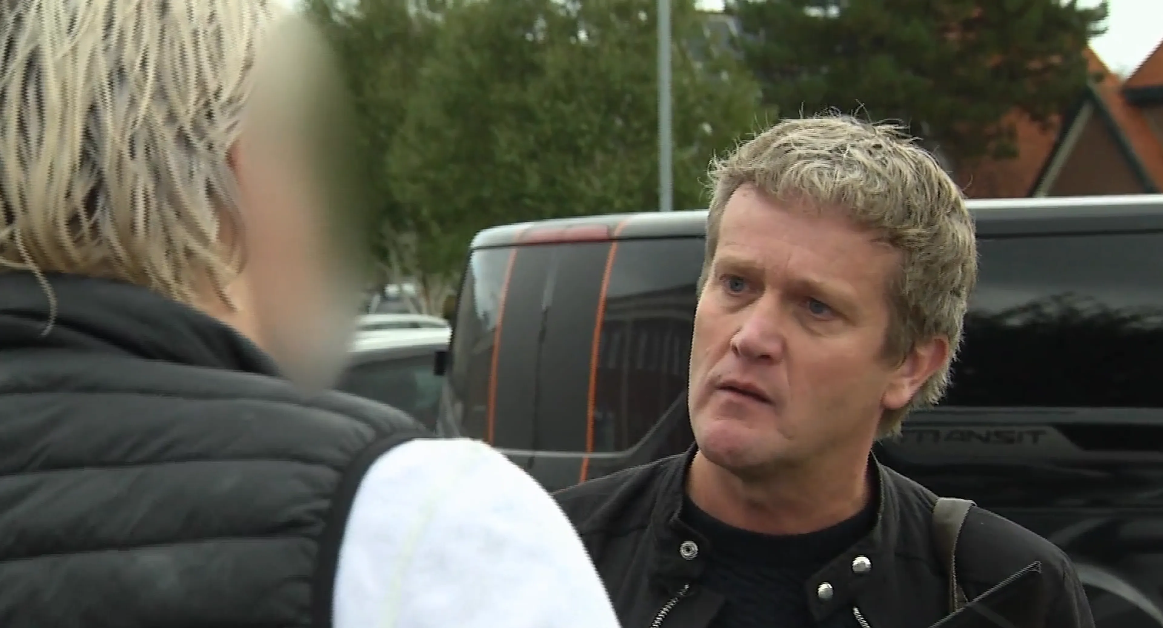 Middeleeuwse mishandeling: nieuwe beelden zorgboerderij Wedde nog gruwelijker, Stegeman confronteert daders