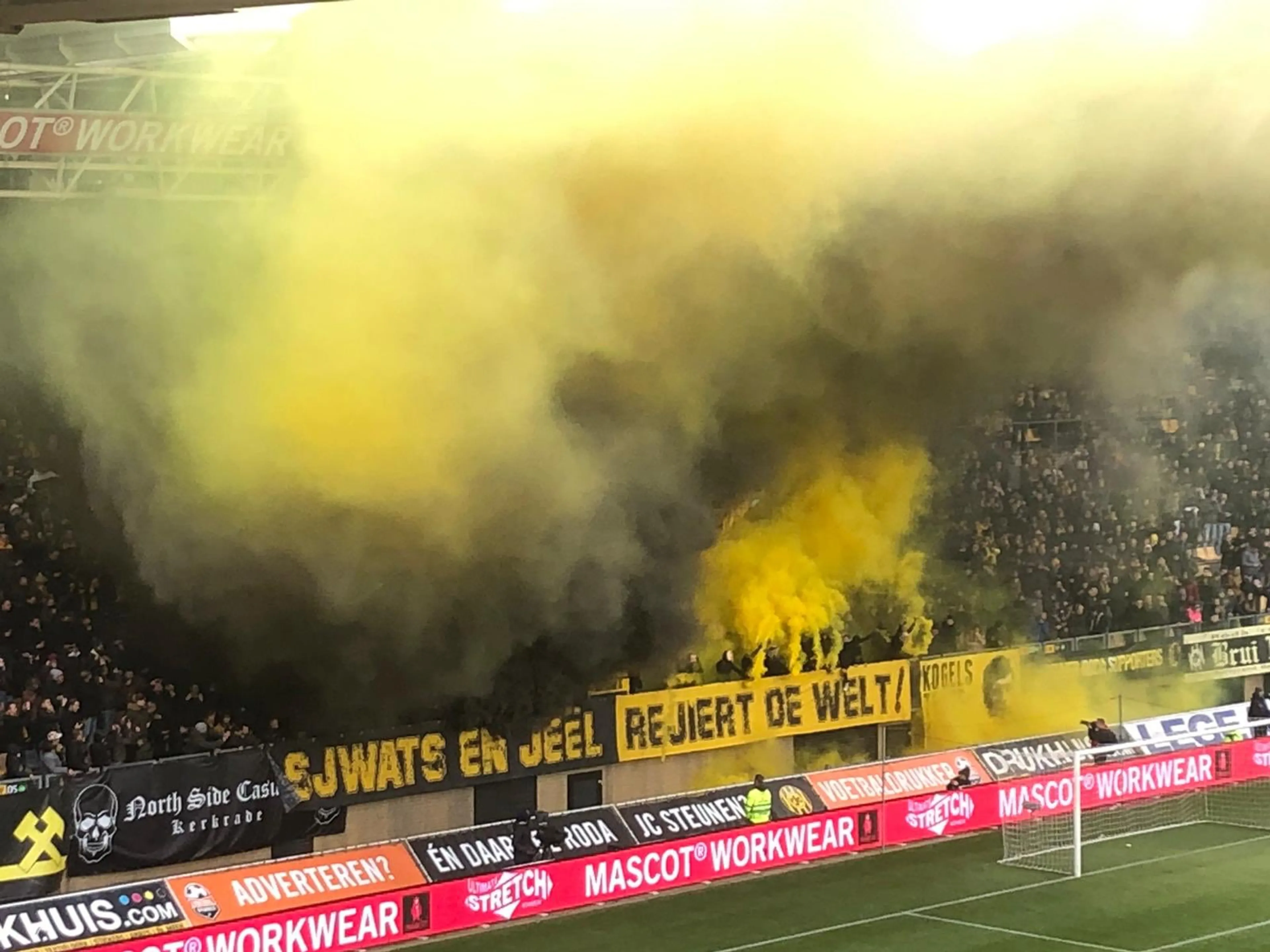 Wedstrijd Roda JC en MVV twee keer stilgelegd door vuurwerk vanaf tribune