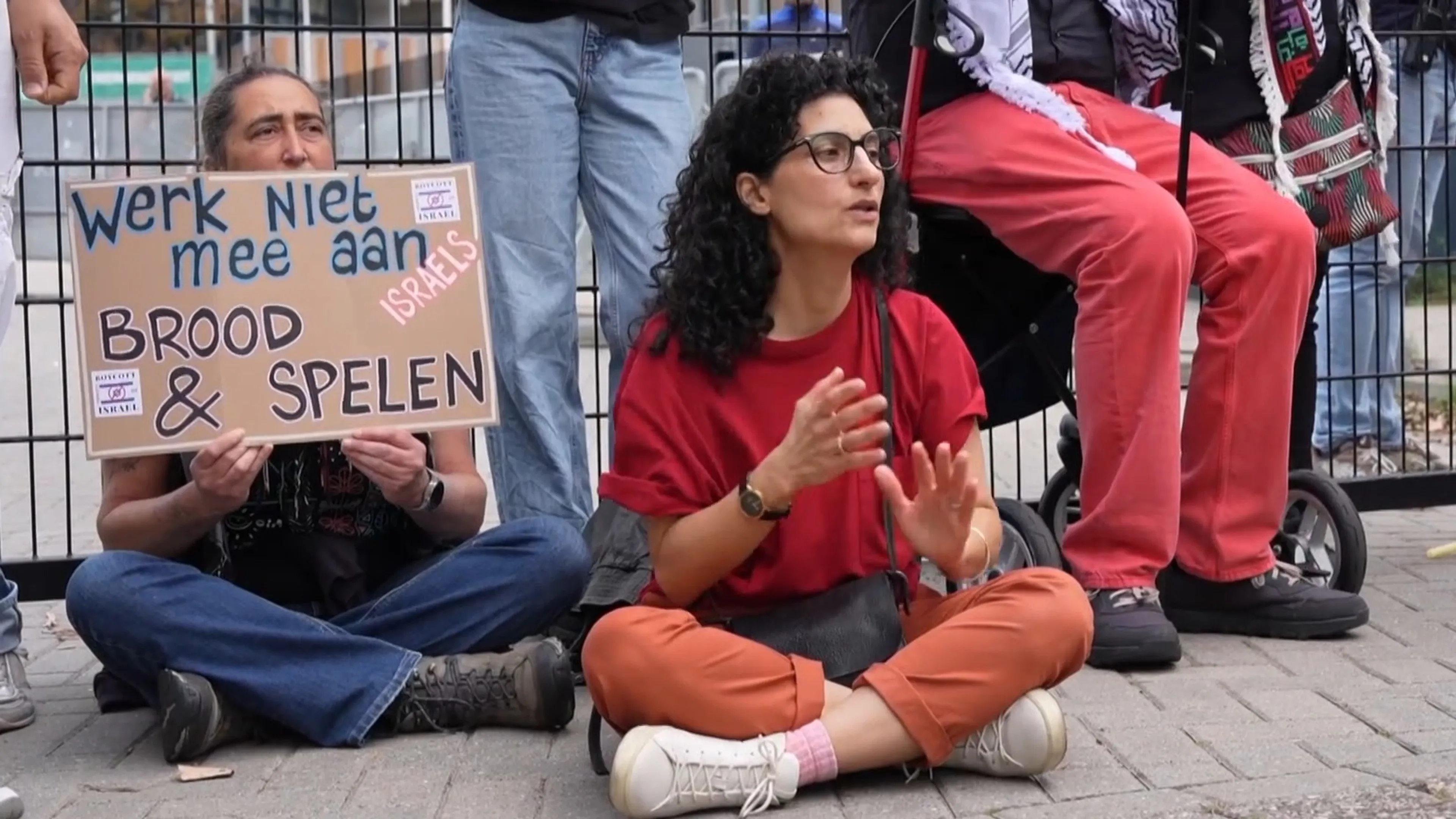 Actievoerders blokkeren ingang EK Honkbal met Israël in Rotterdam, politie grijpt in