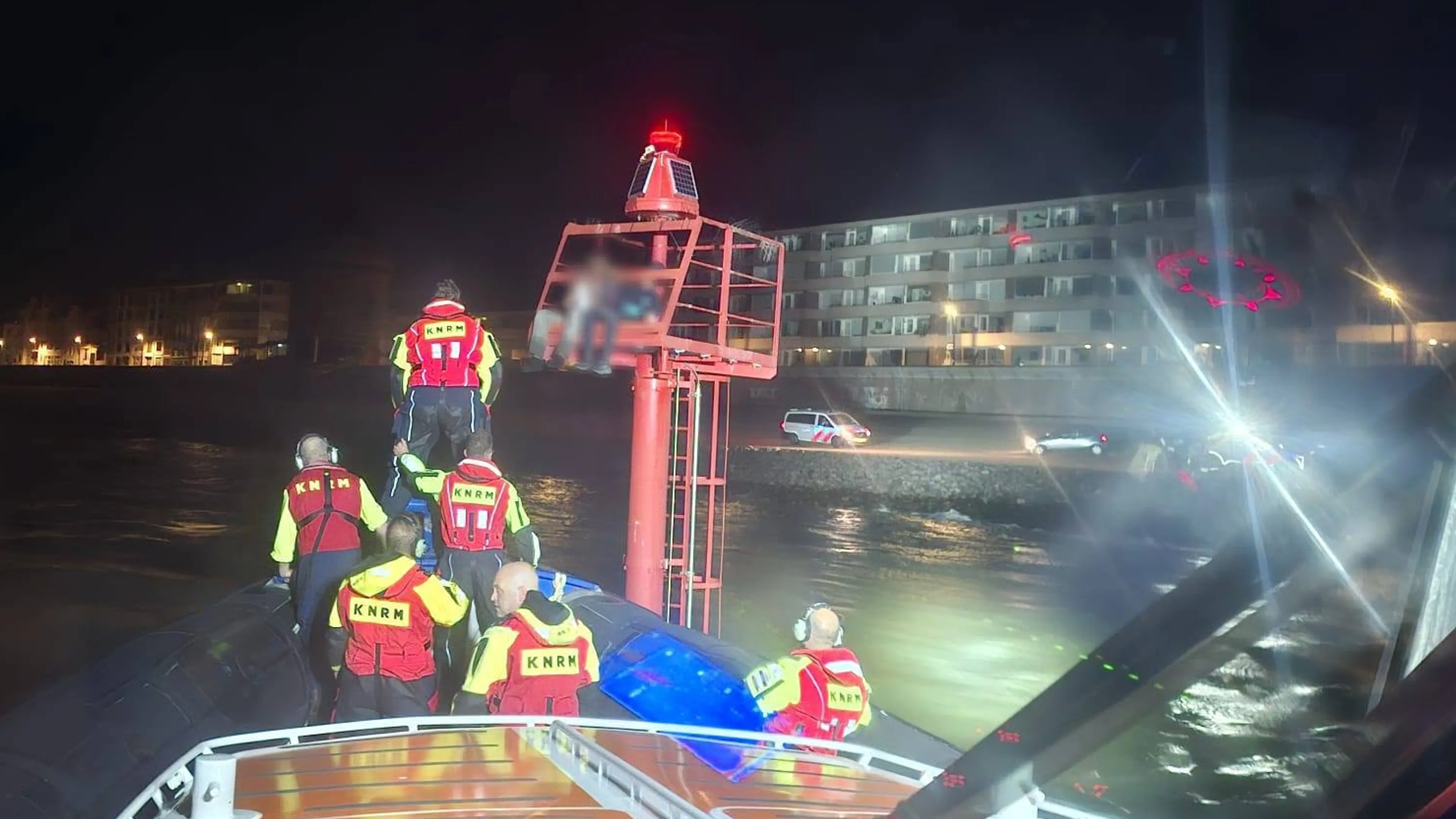 Fotosessie loopt fout: duo vast op lichtmast door opkomend water
