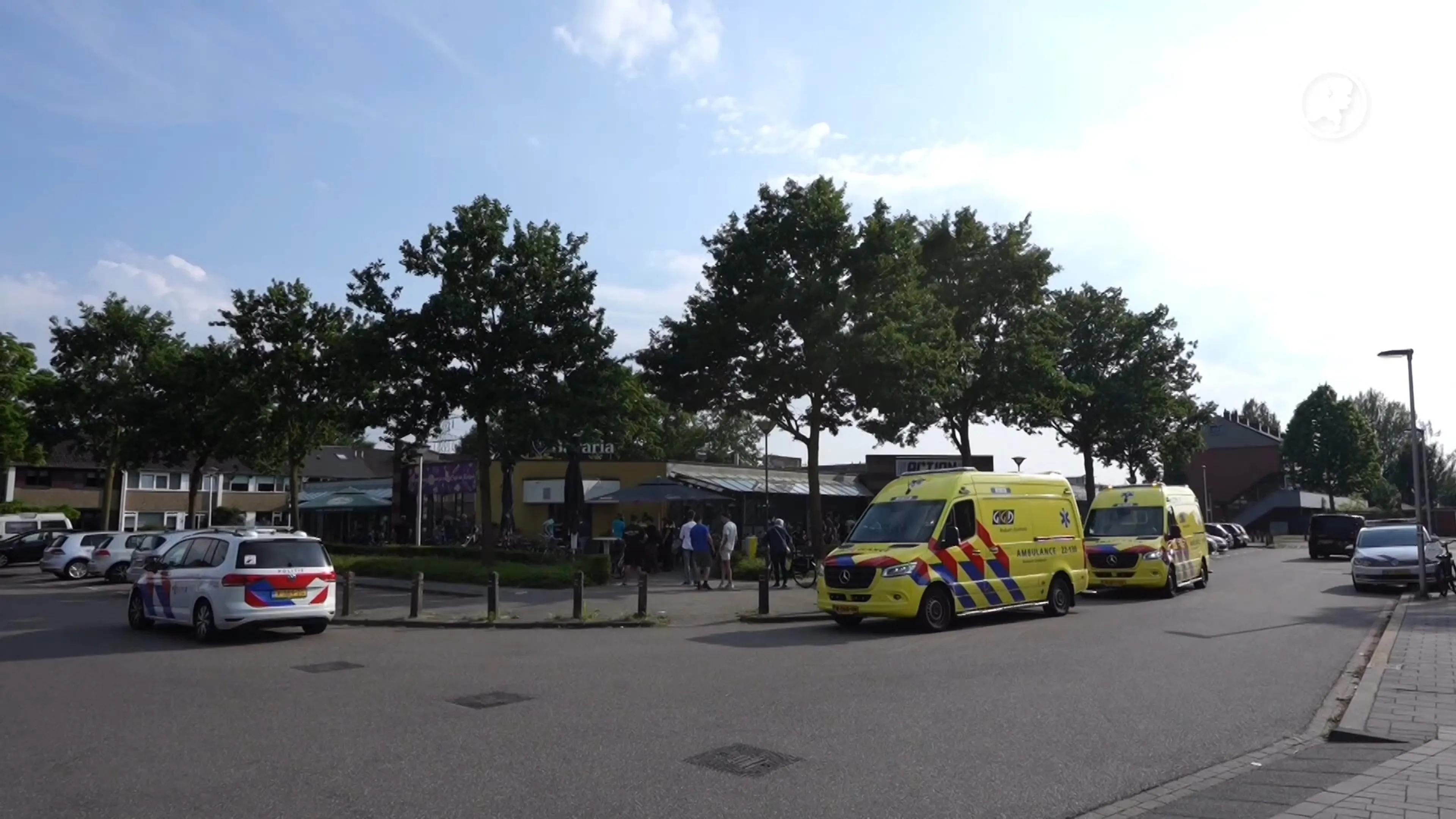 Man steekt met kapmes in op vol terras in Helmond: twee gewonden