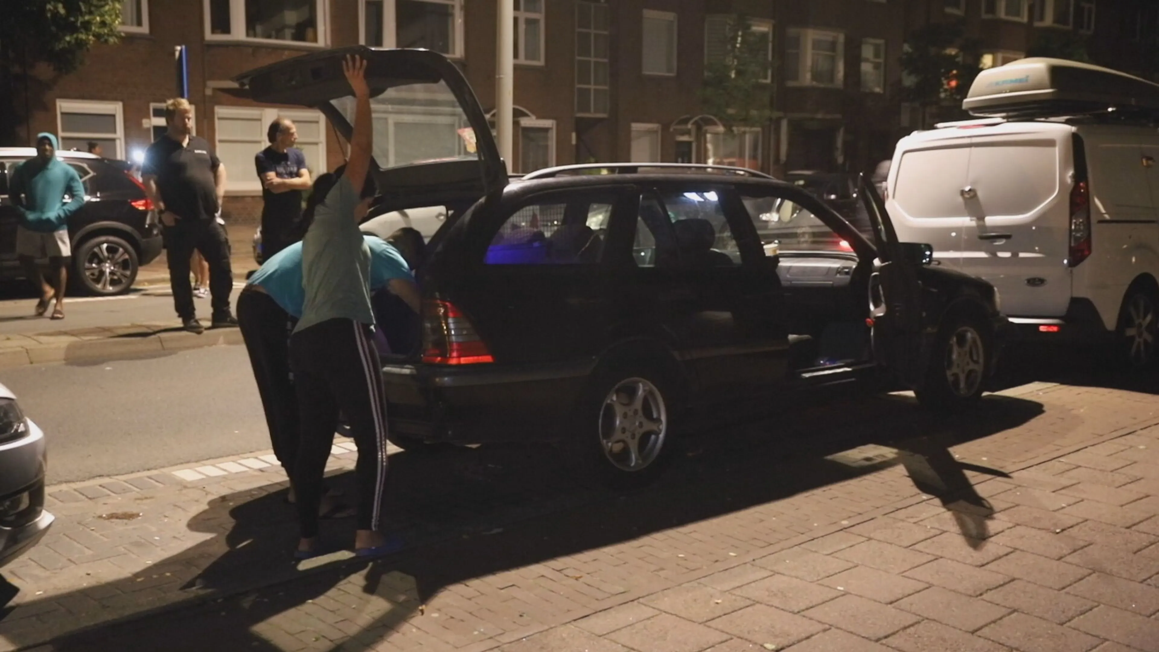 VIDEO: Oorverdovende autotoeter houdt buurt in Den Haag wakker