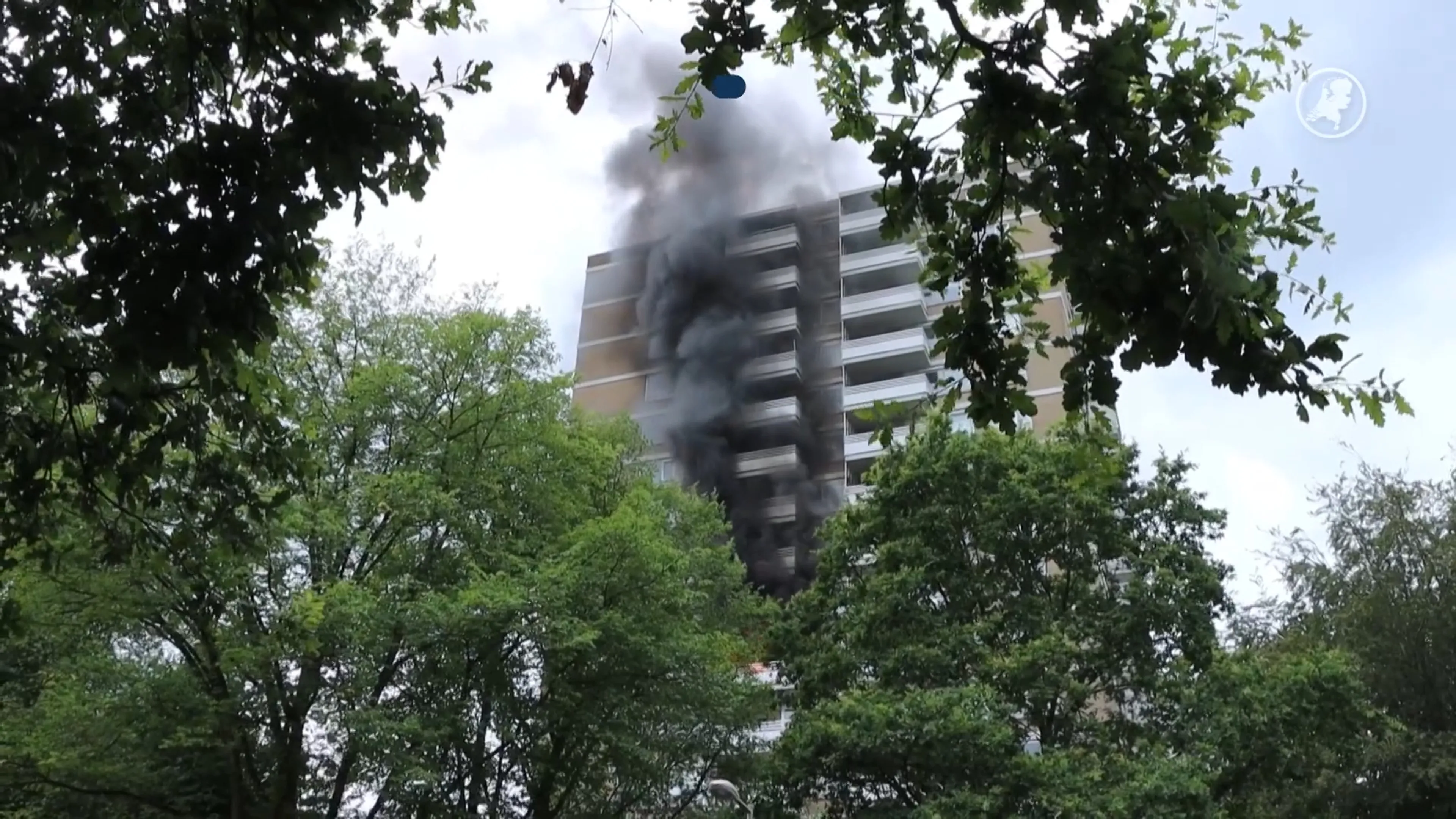 Grote brand in flatgebouw in Amsterdam-West