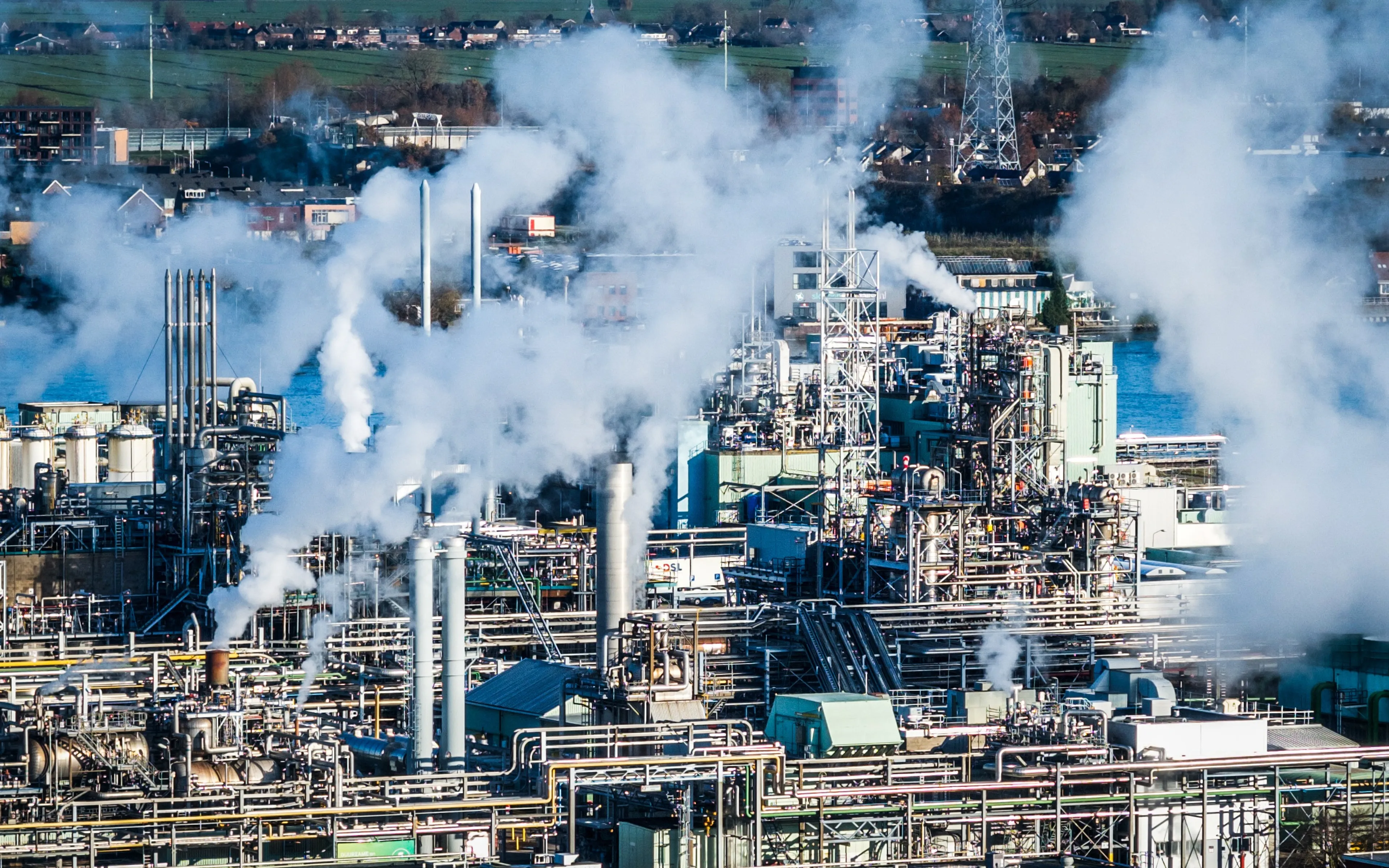 Chemiebedrijf Chemours legt fabriek deels stil om boetes te voorkomen