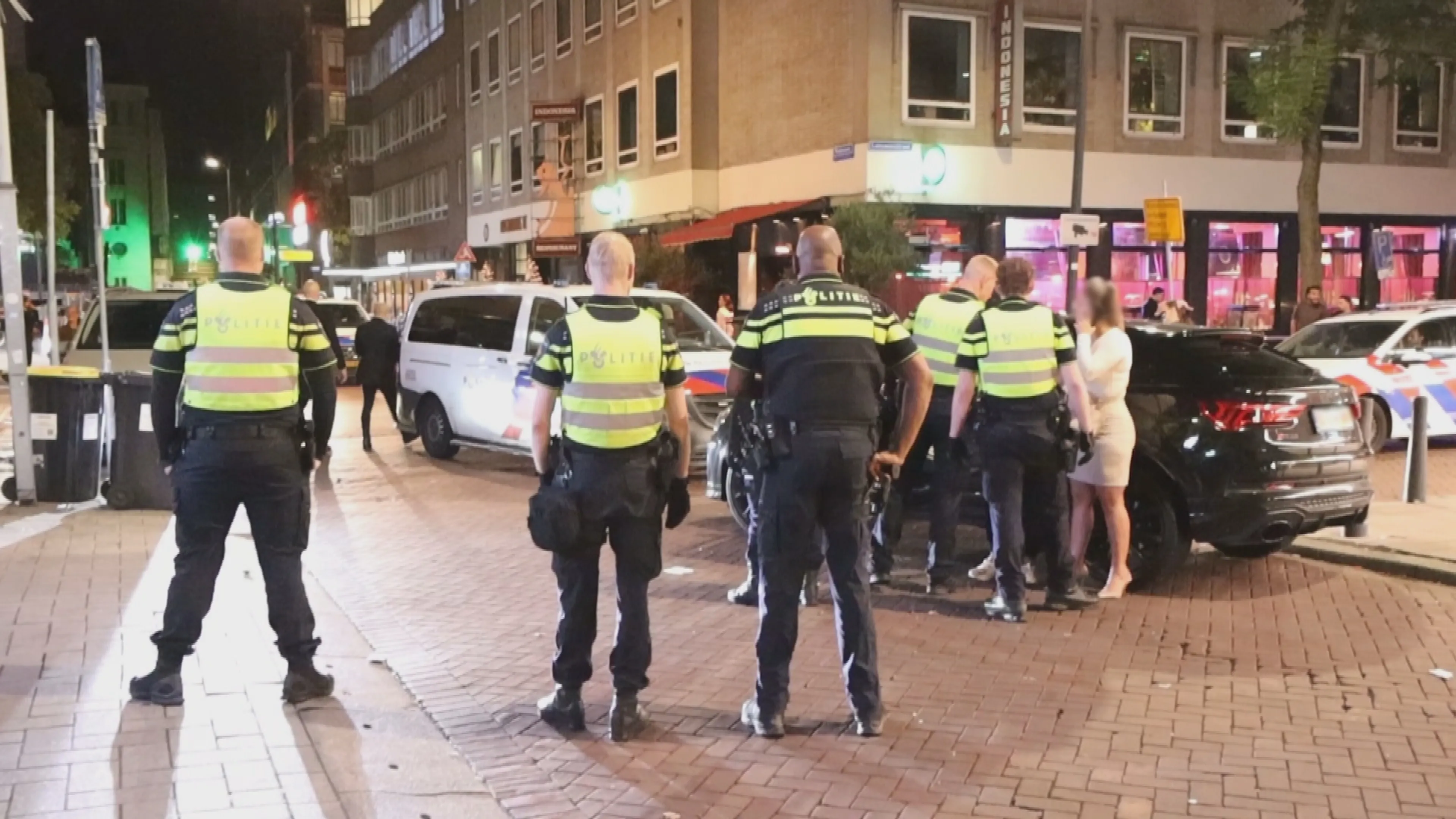 Dronken vrouw rijdt in op terras in Rotterdam, drie aanhoudingen