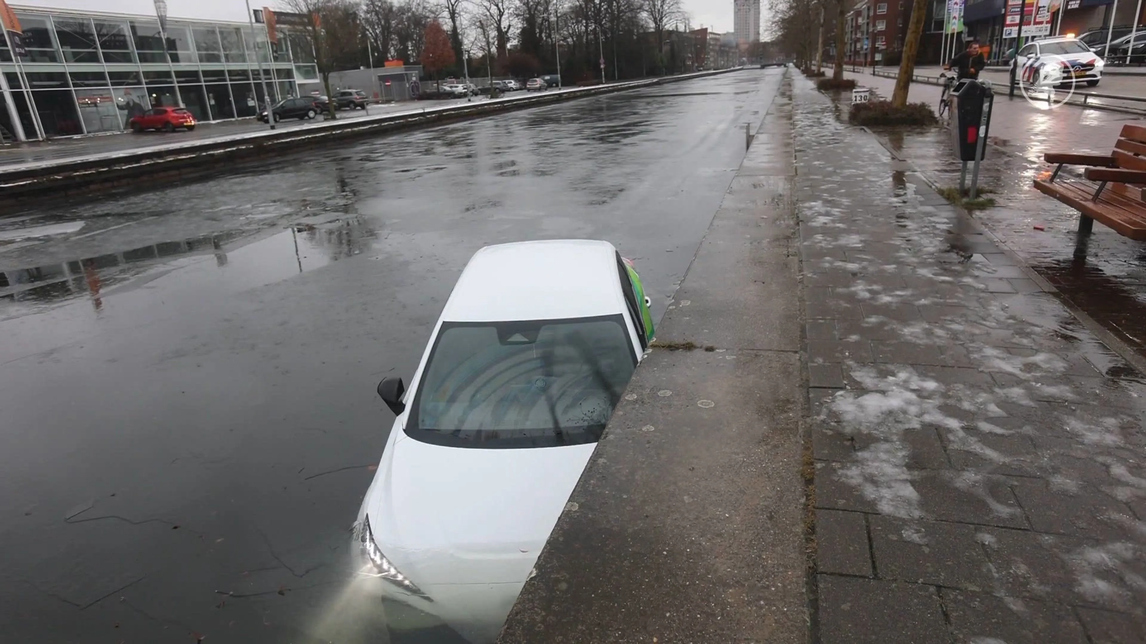 Asielzoeker springt kanaal in en redt vrouw uit zinkende auto