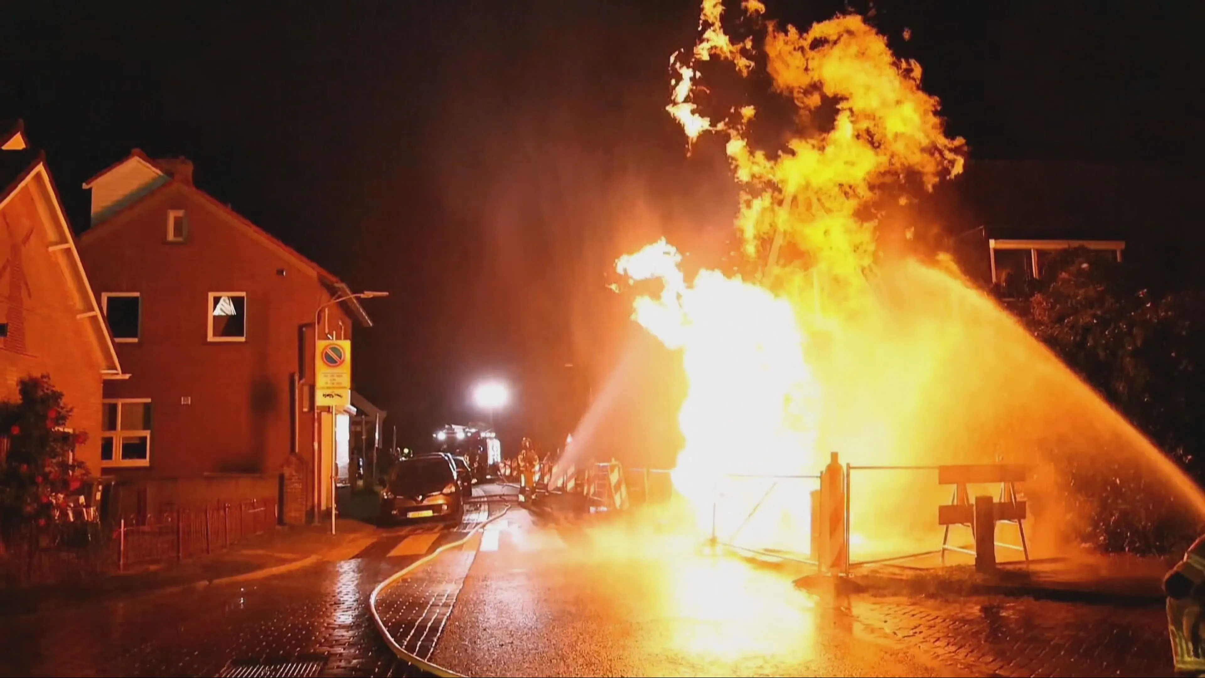 Gaslek veroorzaakt grote brand in Asperen, tientallen woningen ontruimd