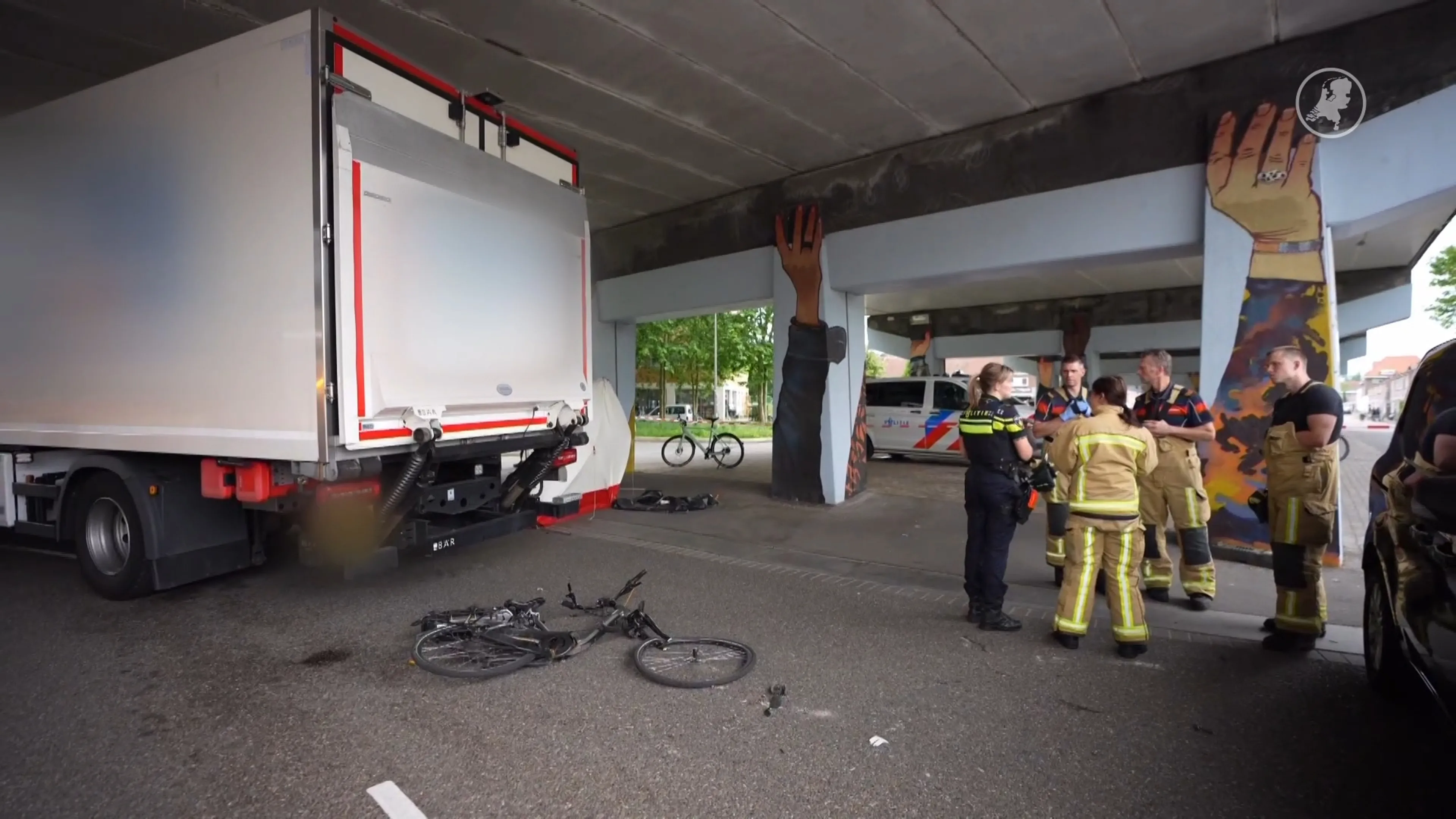 Vrachtwagen sleurt fietser meters mee in Eindhoven, omstanders grijpen in 