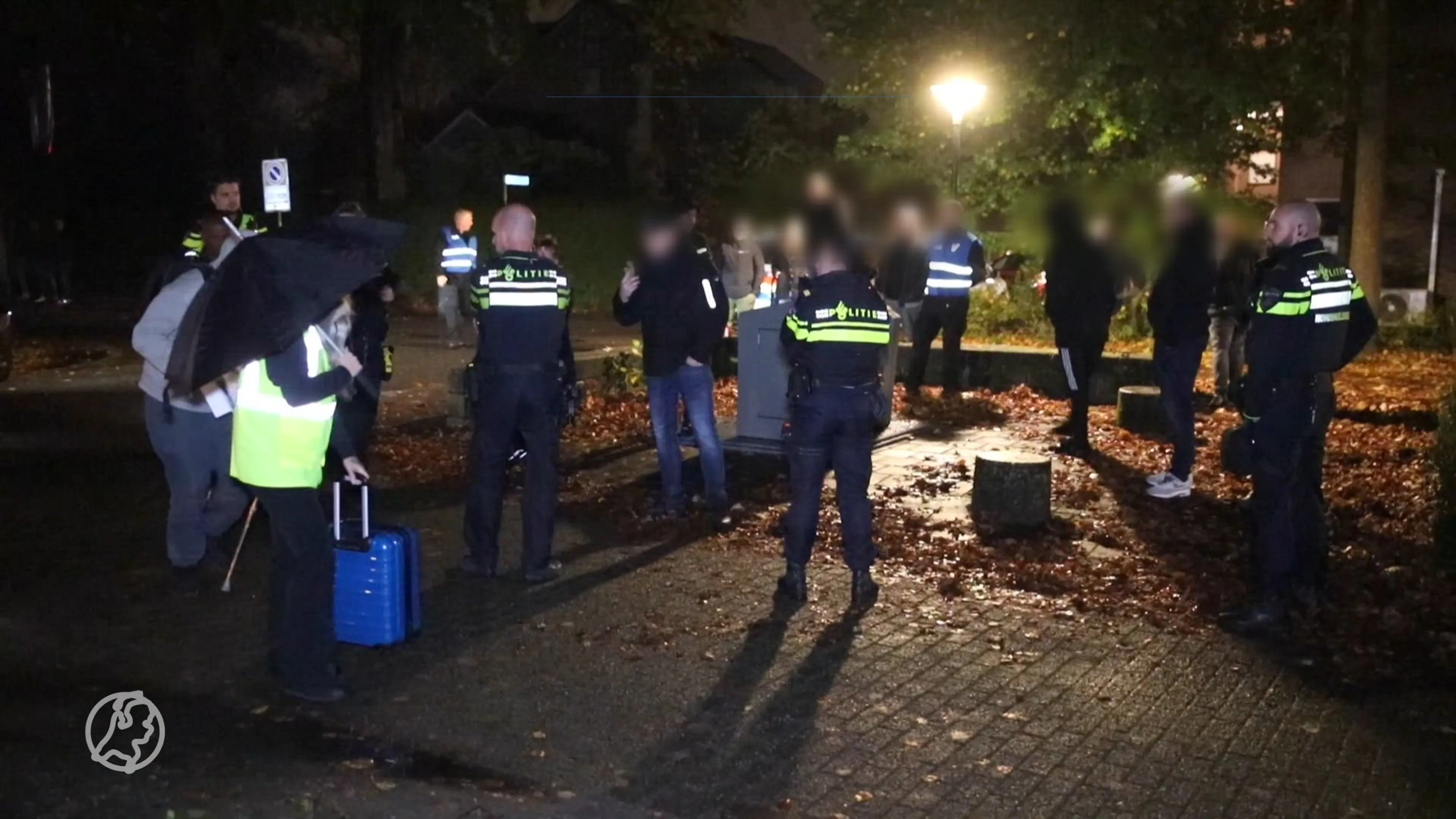 Onrust bij aankomst asielzoekers in Ugchelen: politie houdt bewoners op afstand