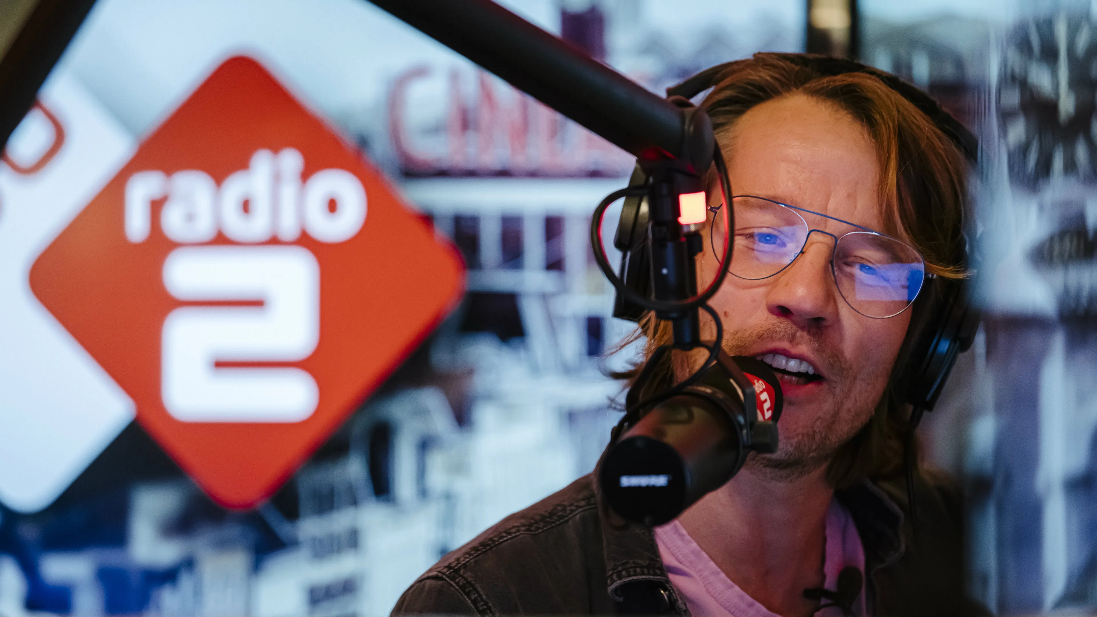 Giel Beelen verslaapt zich opnieuw en gaat door het stof: 'Ik zal een wekker kopen'
