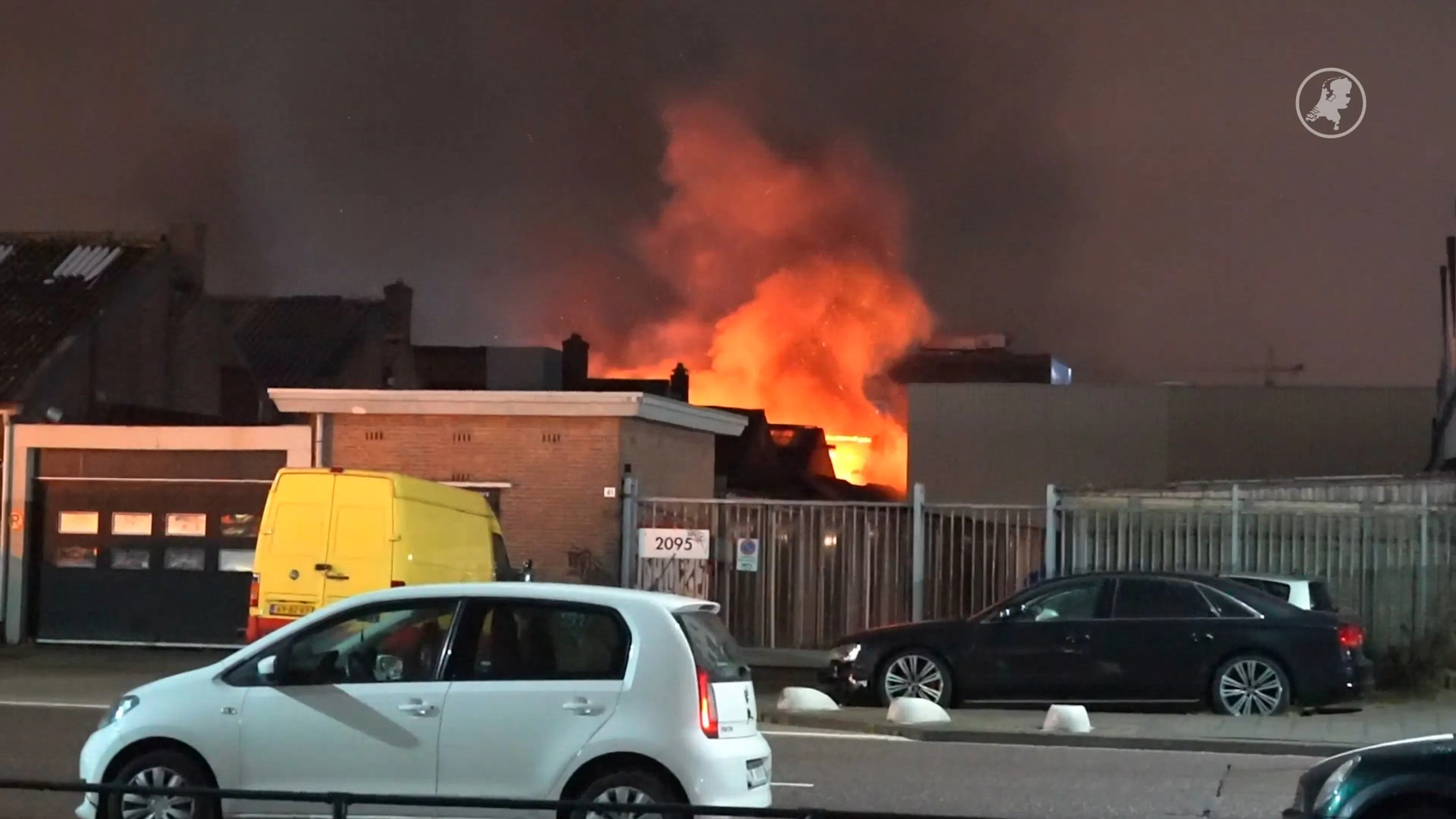 Autobedrijf verwoest bij enorme brand in Rotterdam