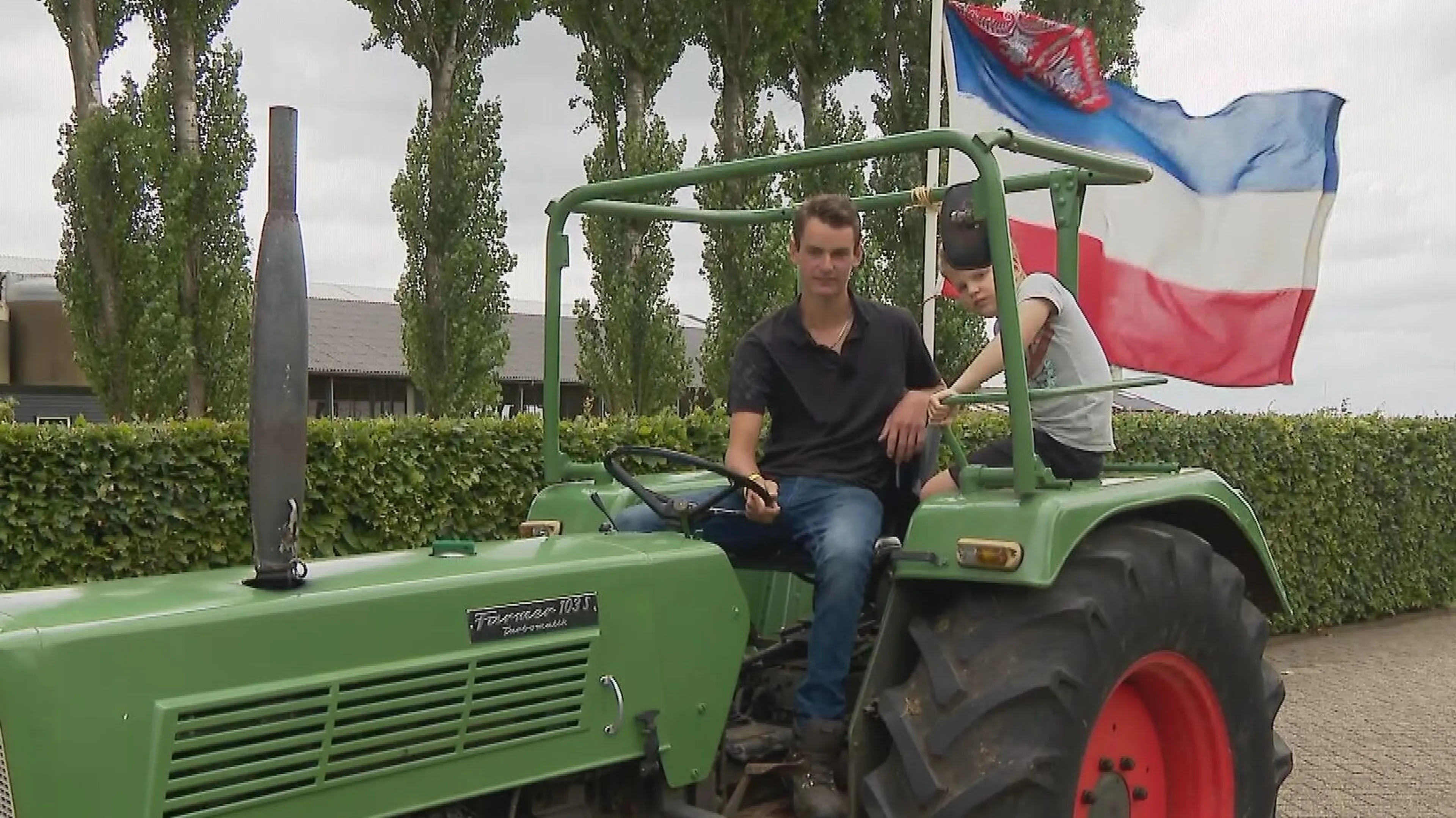Opmars omgekeerde vlag teken aan de wand: 'Blauw-wit-rood, Nederland in nood'