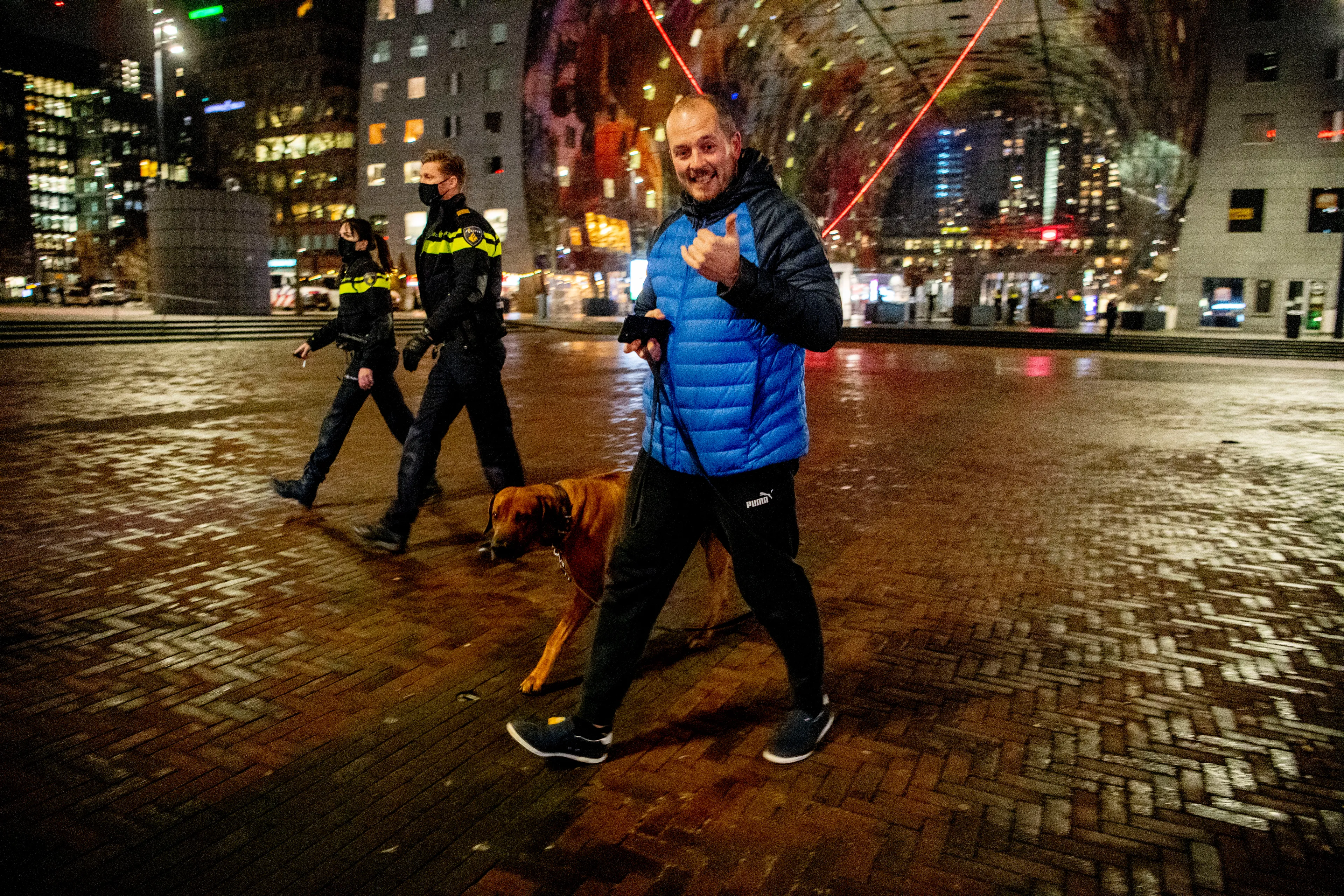 Zo beleeft Nederland de avondklok: 'Hondenbezitters tot de elite verklaard'