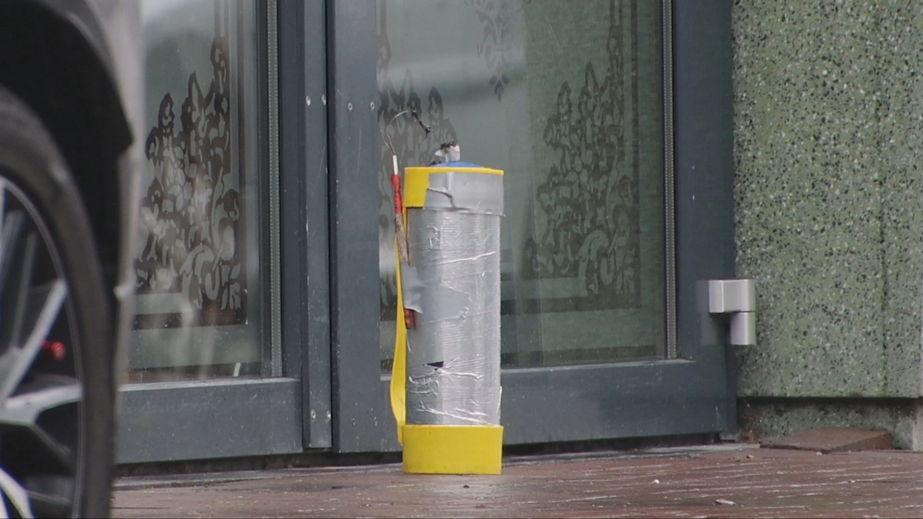 Politie deelt beelden van plaatsen mogelijk explosief bij pand Groningen