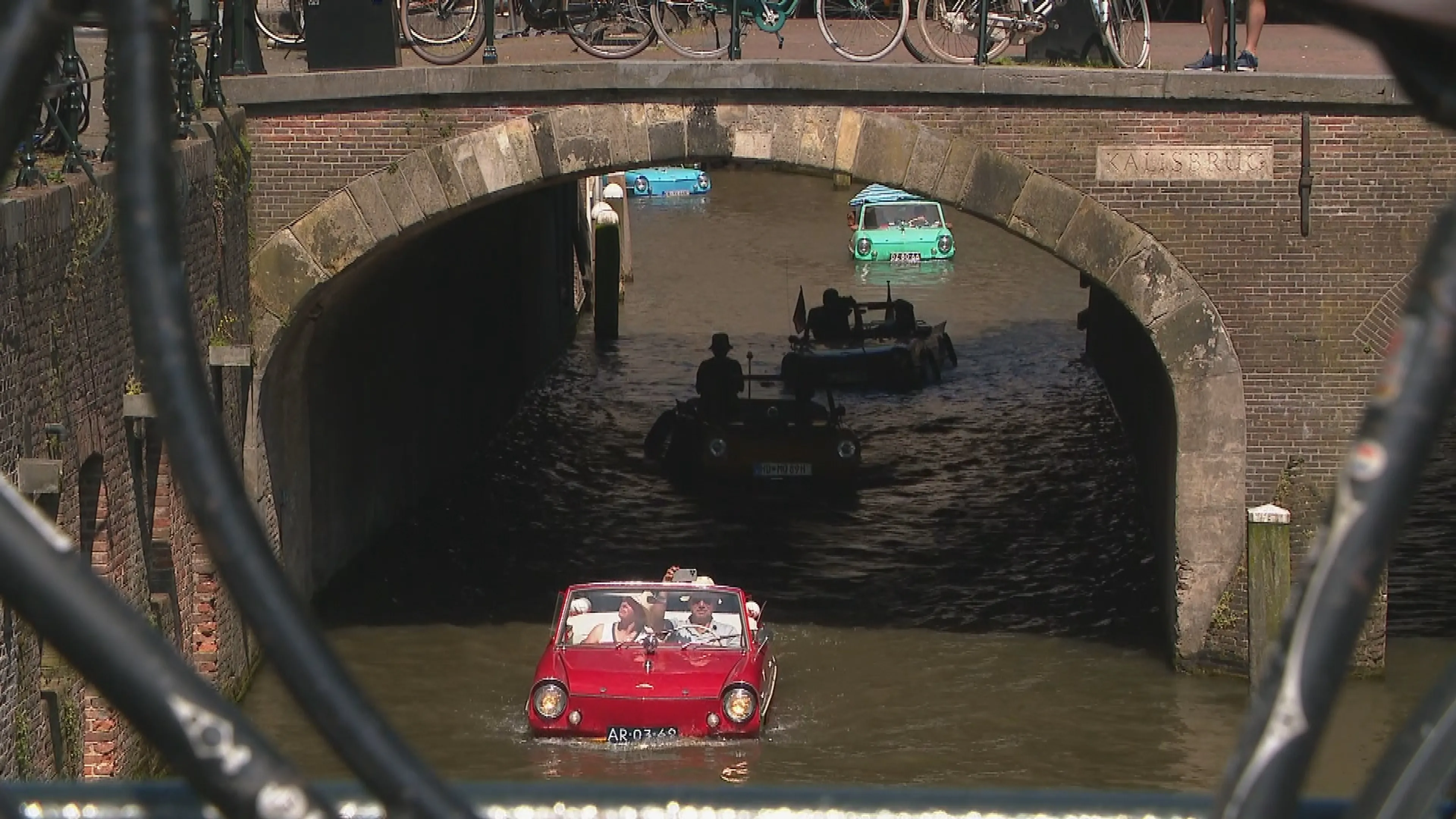 ZIEN: Utrecht in de ban van amfibievoertuigen die door de grachten varen