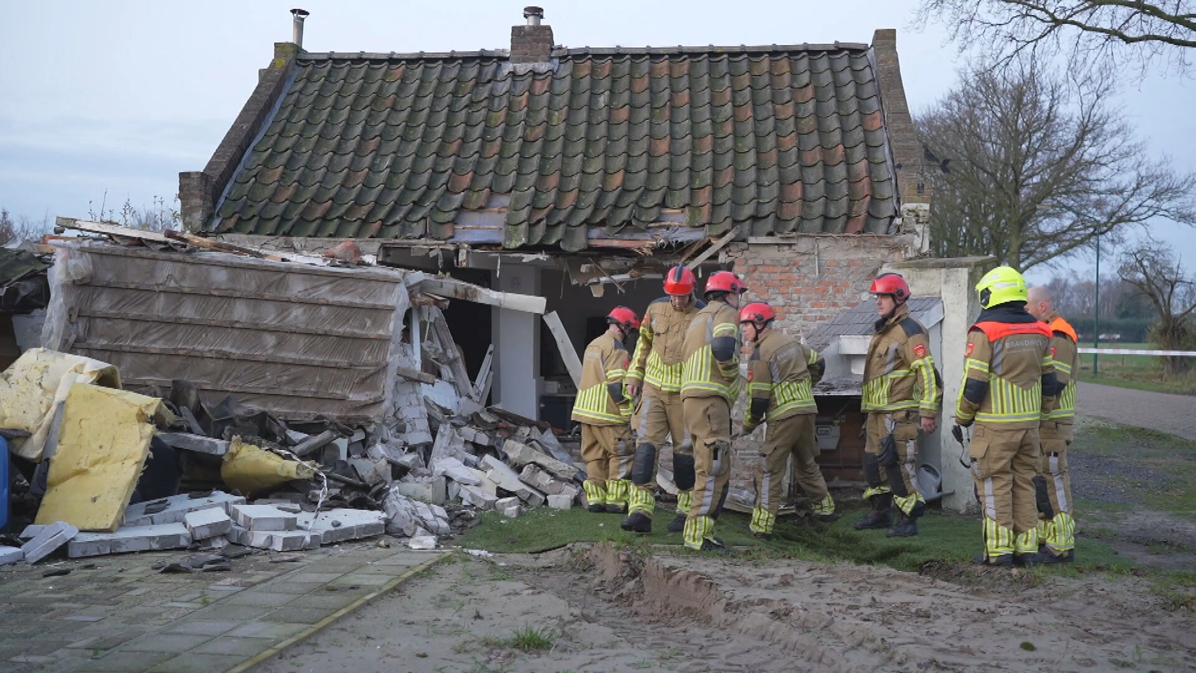Ravage in Kaatsheuvel nadat achteruitrijdende trekker tegen woning botst