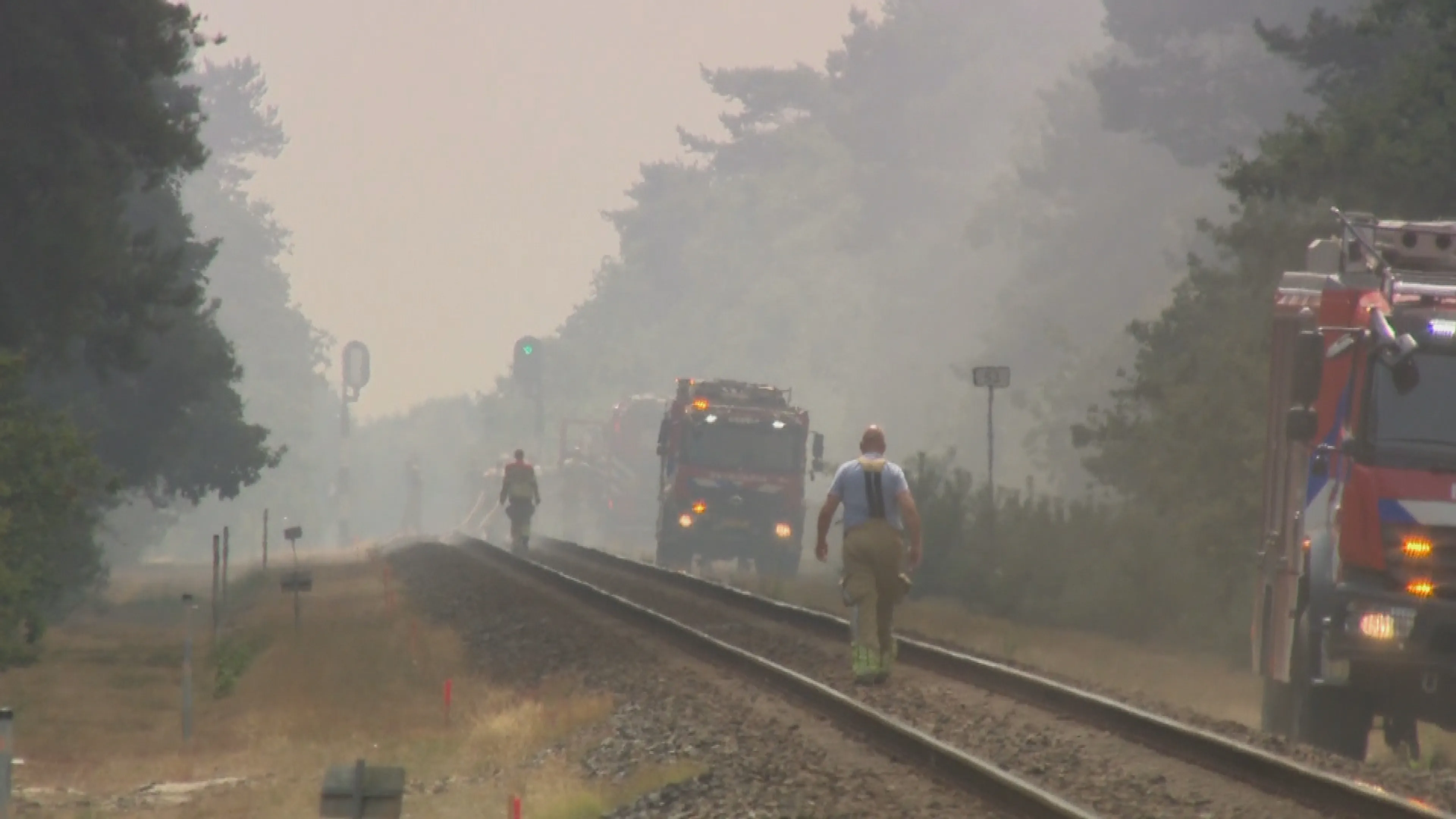 Zeer grote brand in Limburgs natuurgebied, 'blijf weg uit de omgeving' 