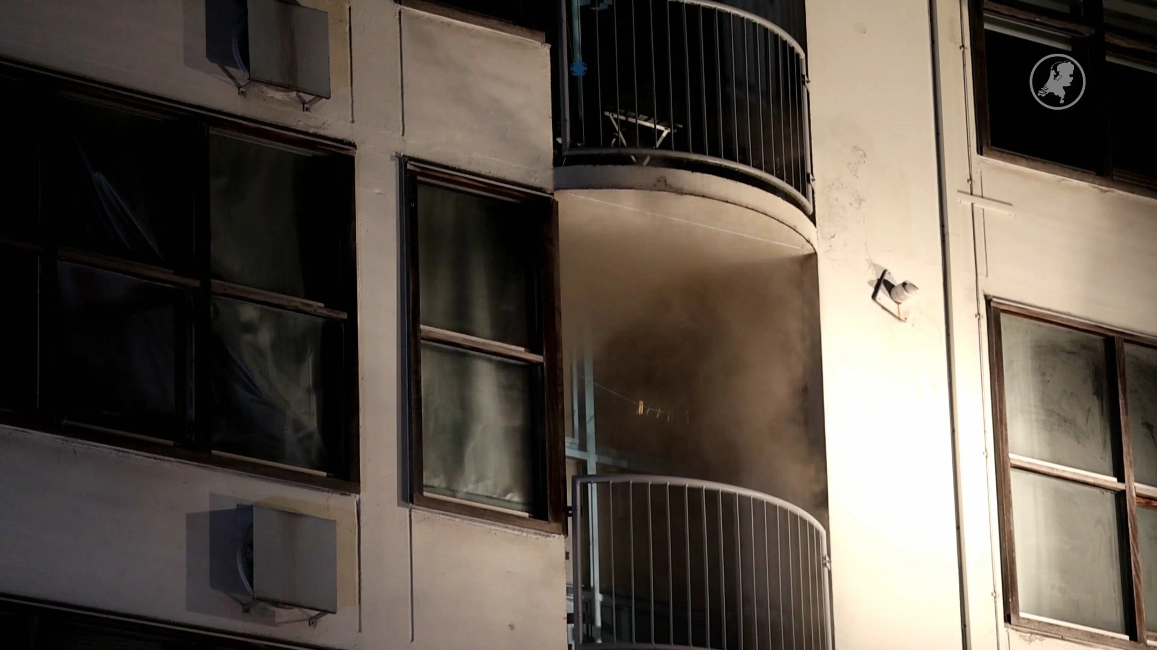 Brandweerlui gewond bij zeer grote brand Amsterdam