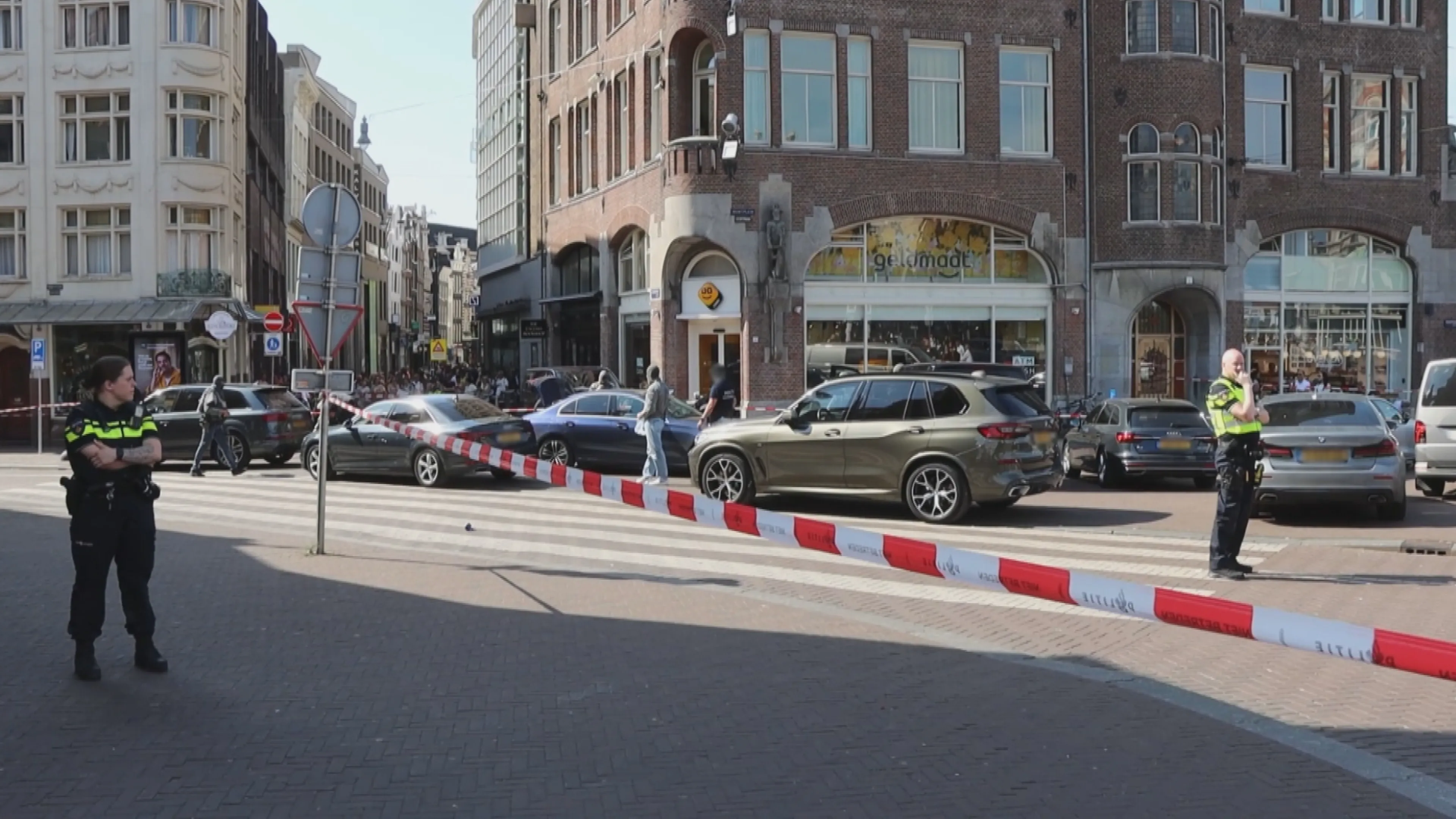 Grote politieactie Amsterdam: man (58) opgepakt na bedreiging met vuurwapen