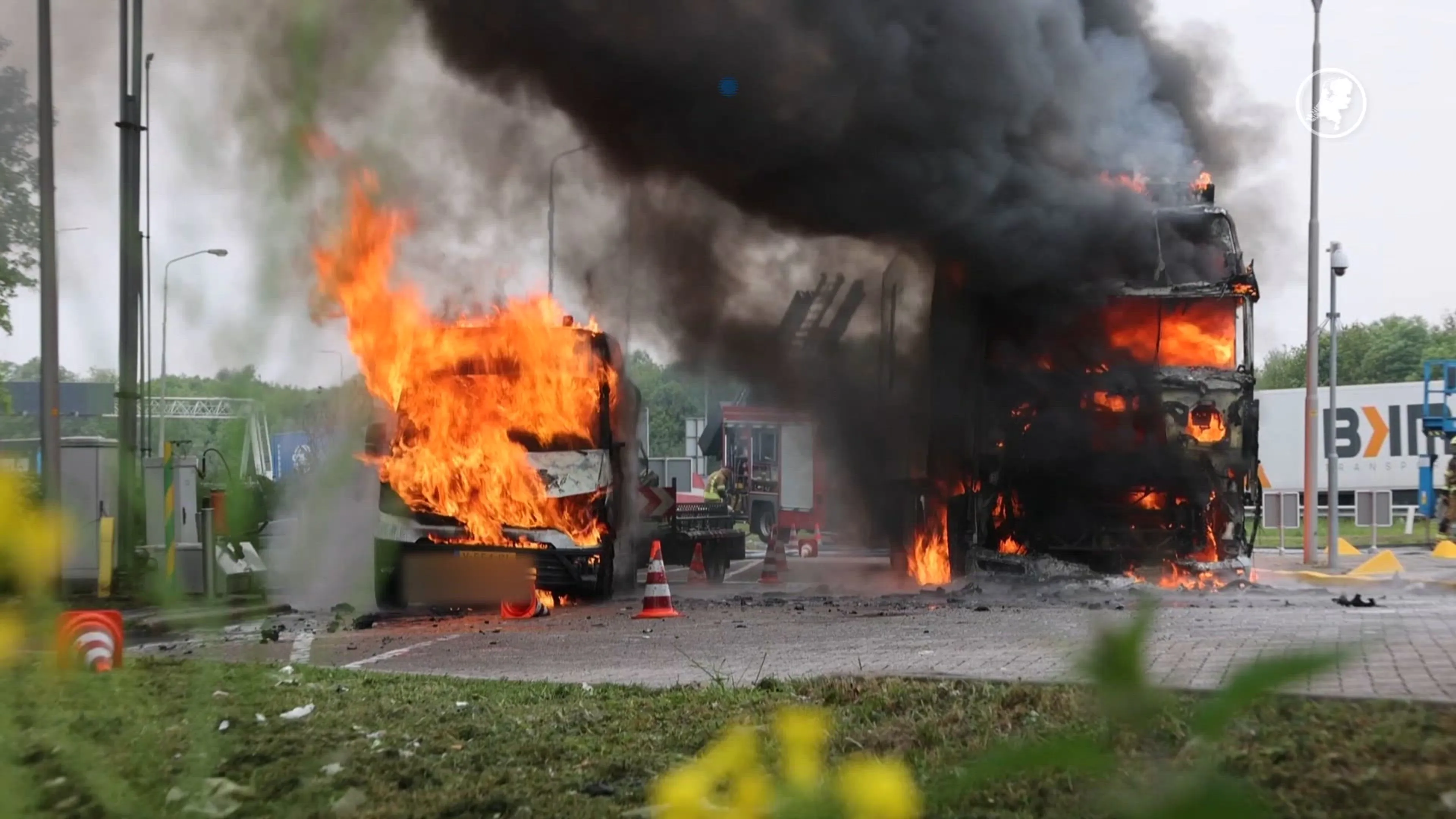 Vrachtwagen en bestelbus bij de A16 in brand, flinke rookwolk