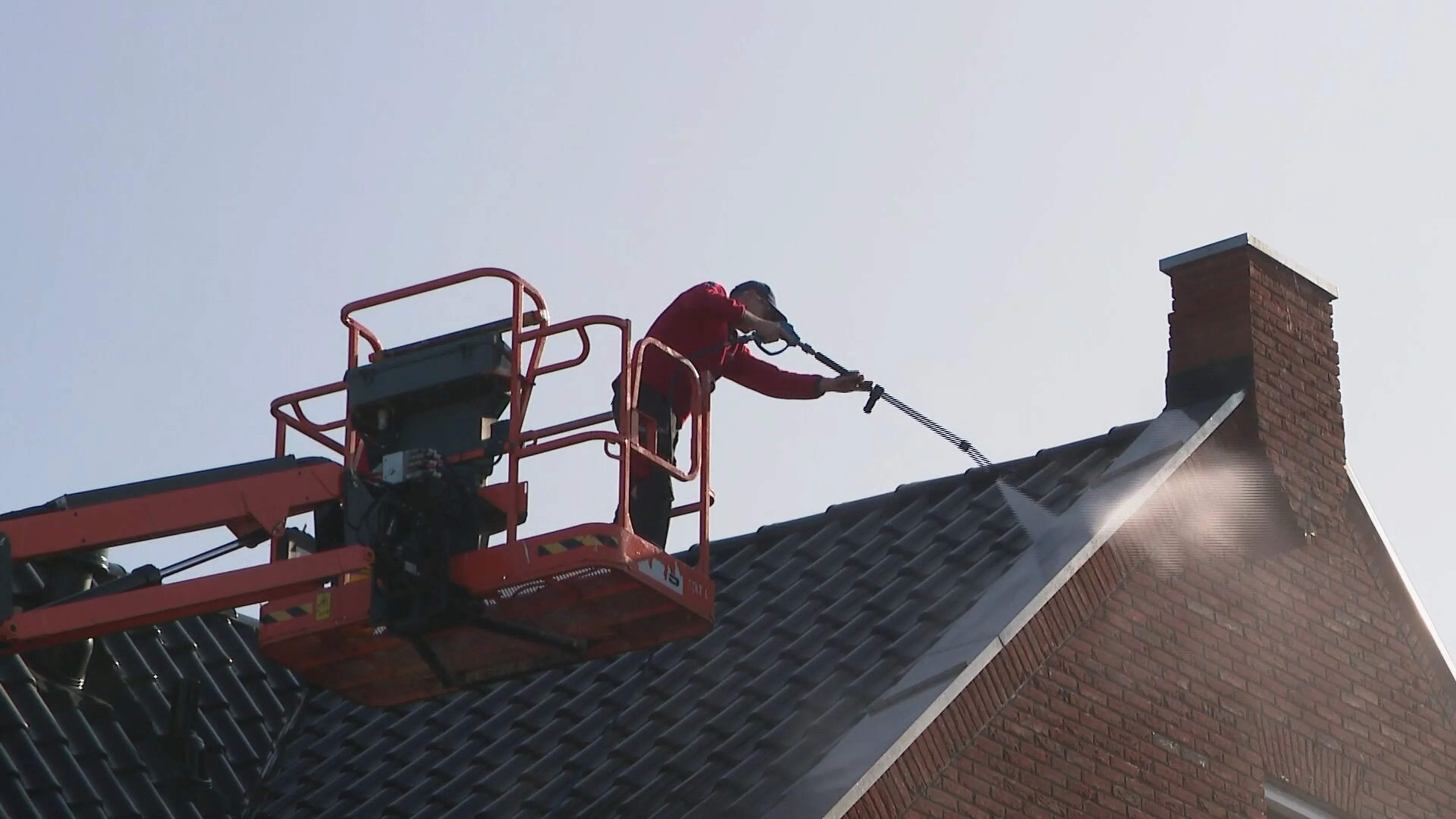 Olieregen richt ravage aan in Noord-Hollands dorp: 'Het zit echt overal!'