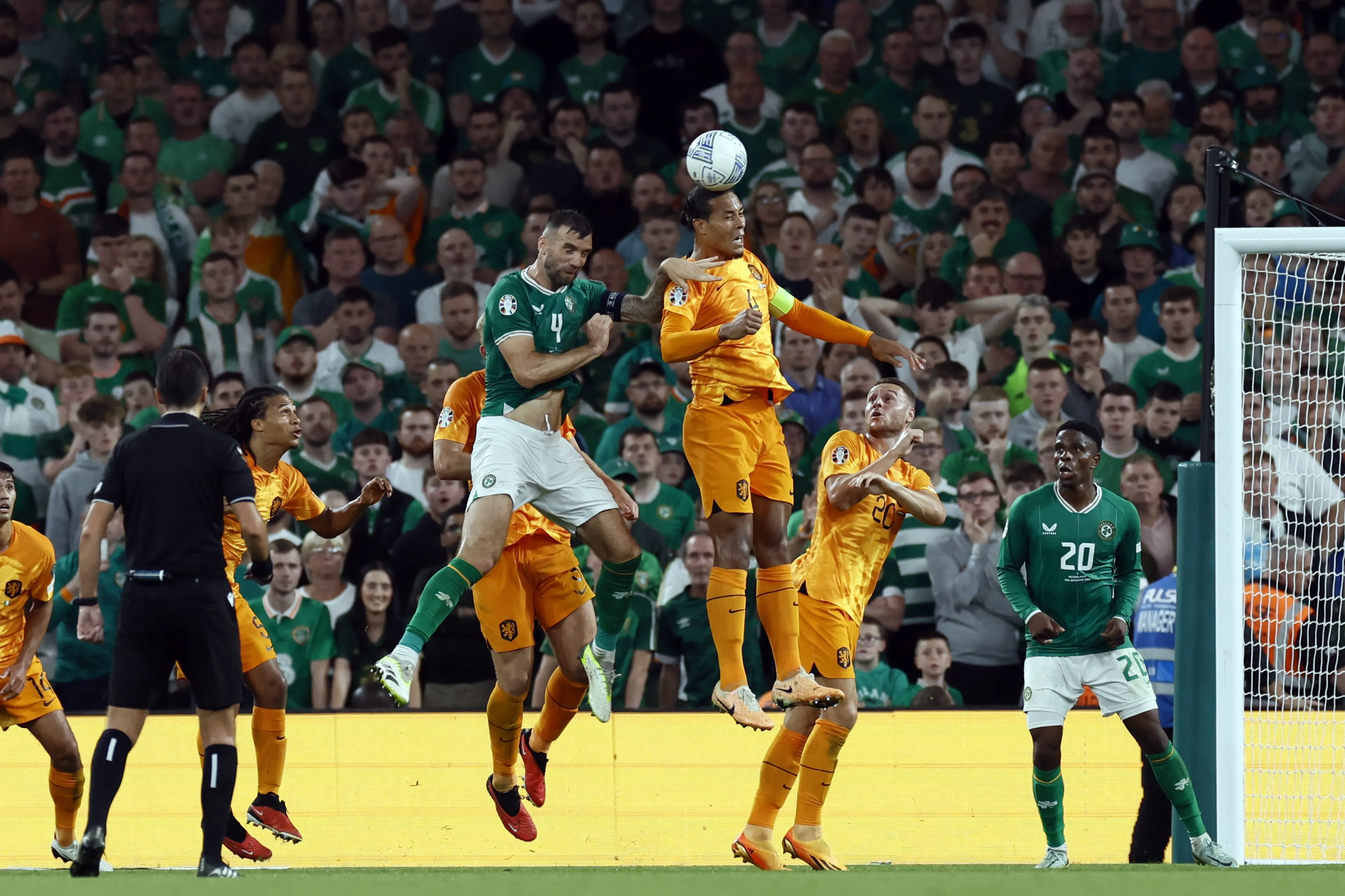 Nederlands elftal zet volgende stap richting EK: zege op Ierland (1-2)
