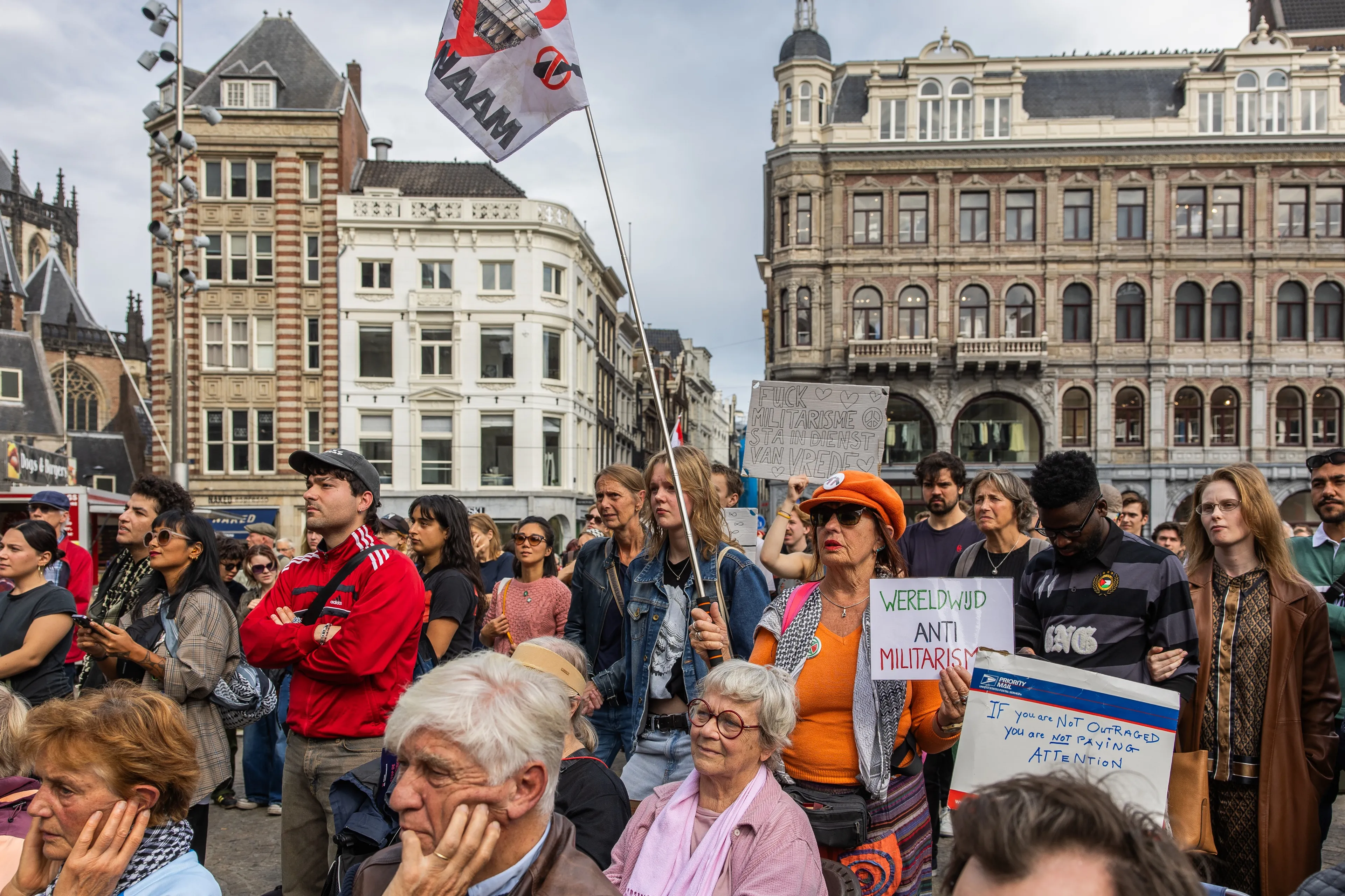 Duizenden bij protestactie 'Stop de oorlogskoorts' in Amsterdam