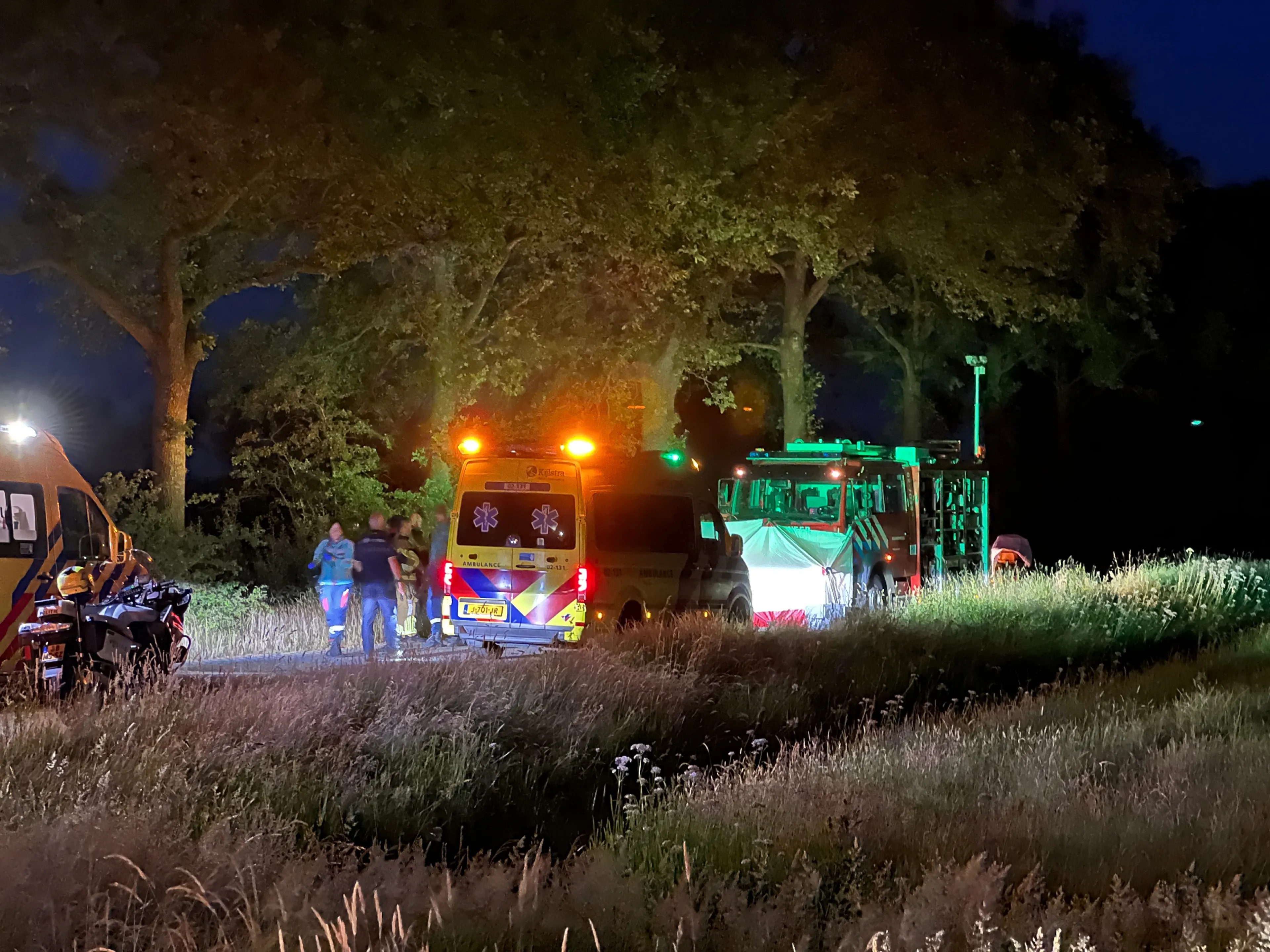 Jongen (17) komt om bij auto-ongeluk in Friesland, 18-jarige raakt zwaargewond