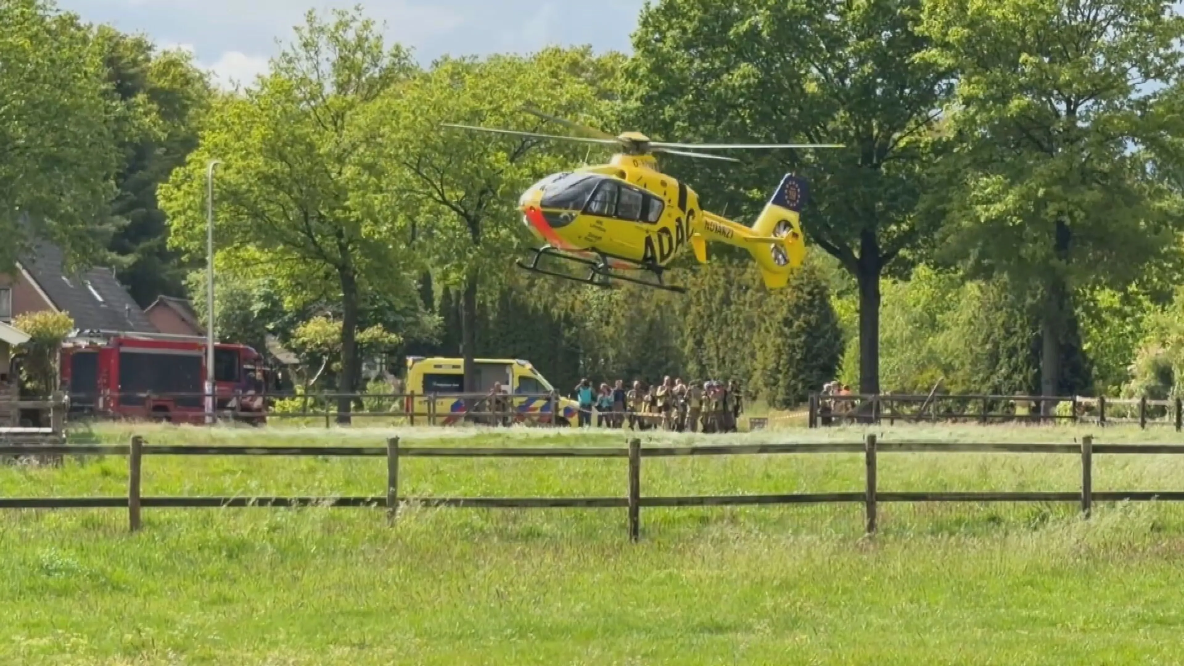 Dode bij zware botsing tegen boom in Hellendoorn