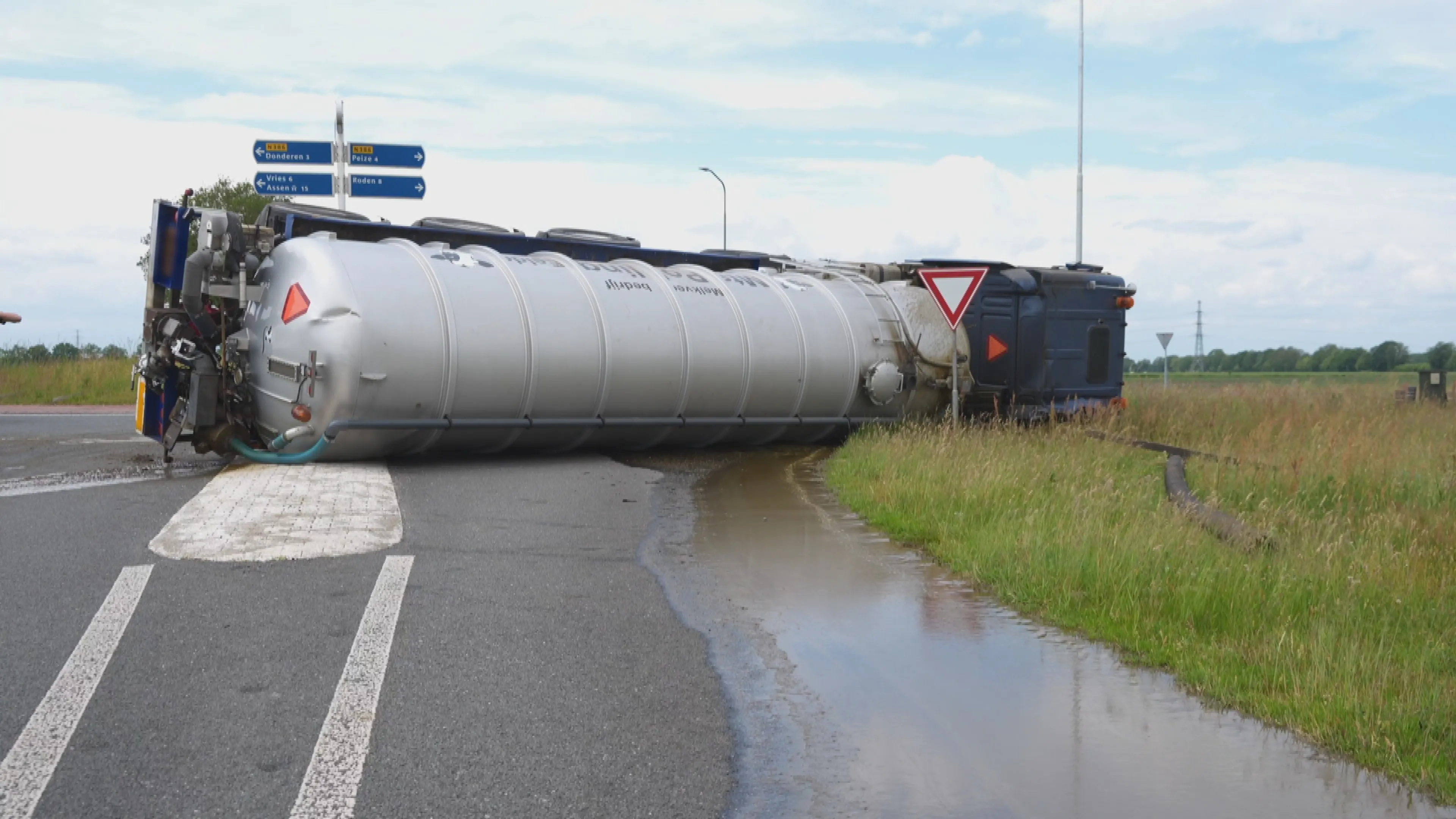 N386 bij Bunne bezaaid met mest door gekantelde vrachtwagen