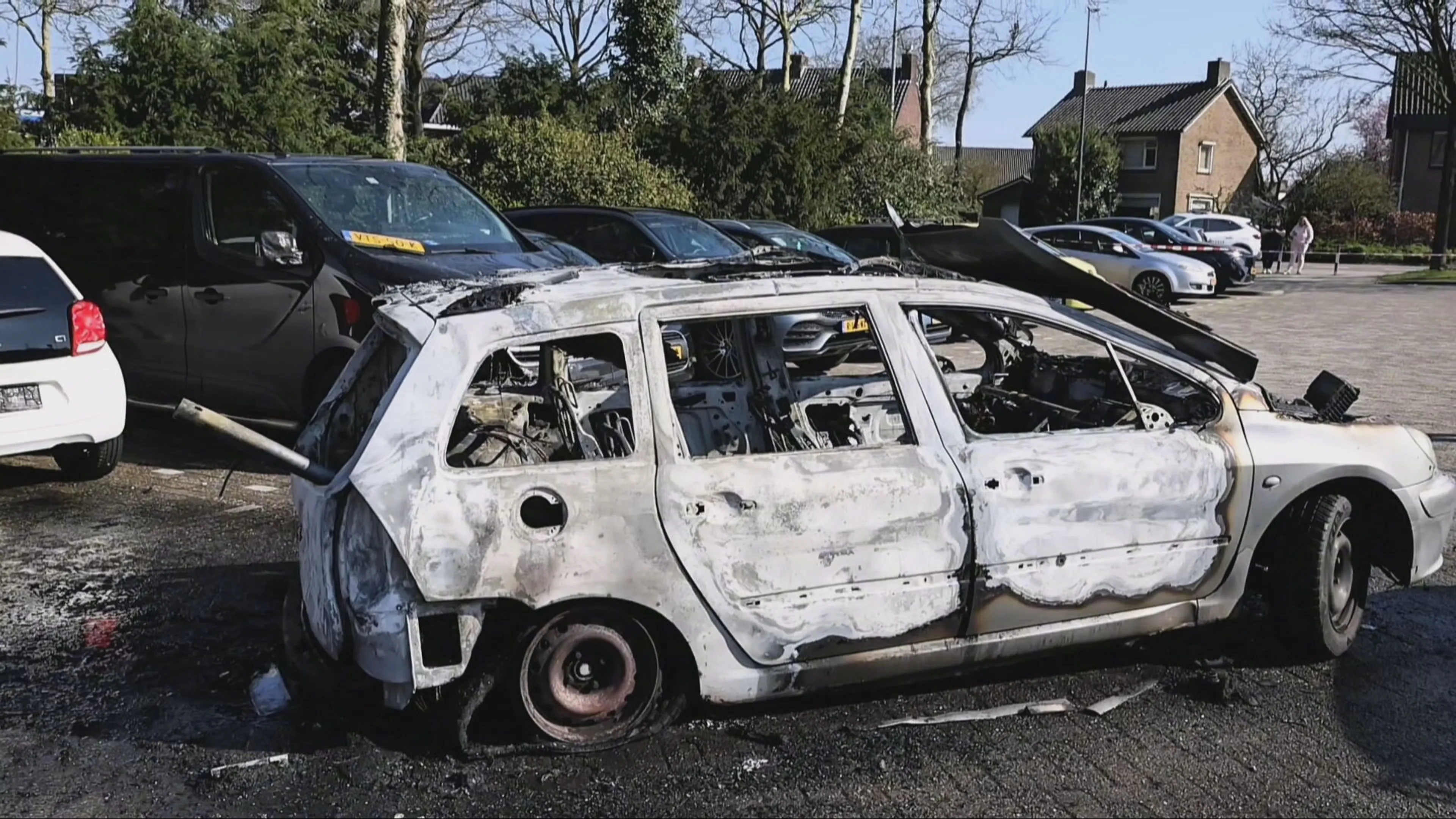 Bizar: automobilist steekt eigen auto in brand na verkeersruzie