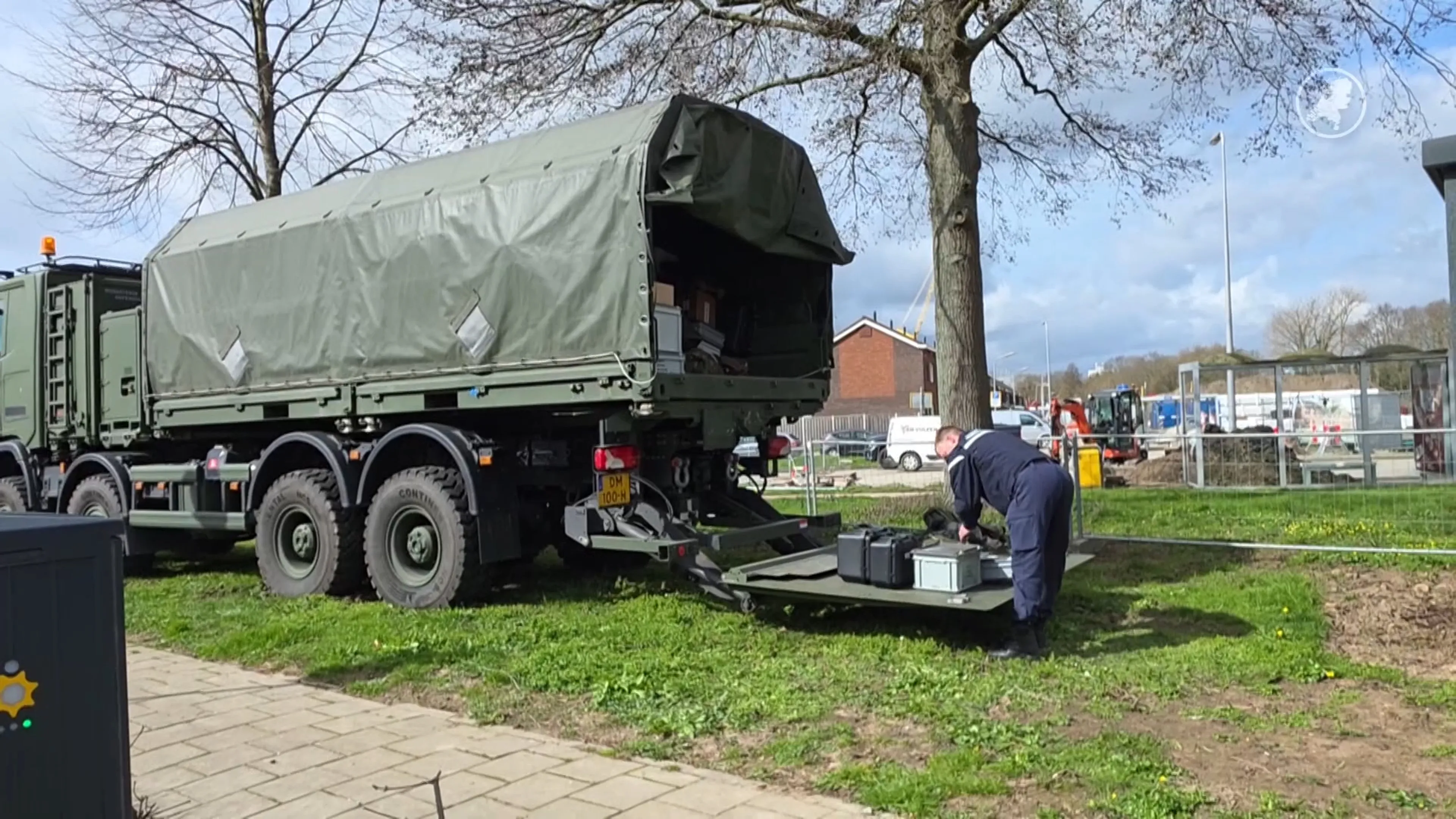 Defensiemedewerker (31) aangehouden: woning vol militaire spullen