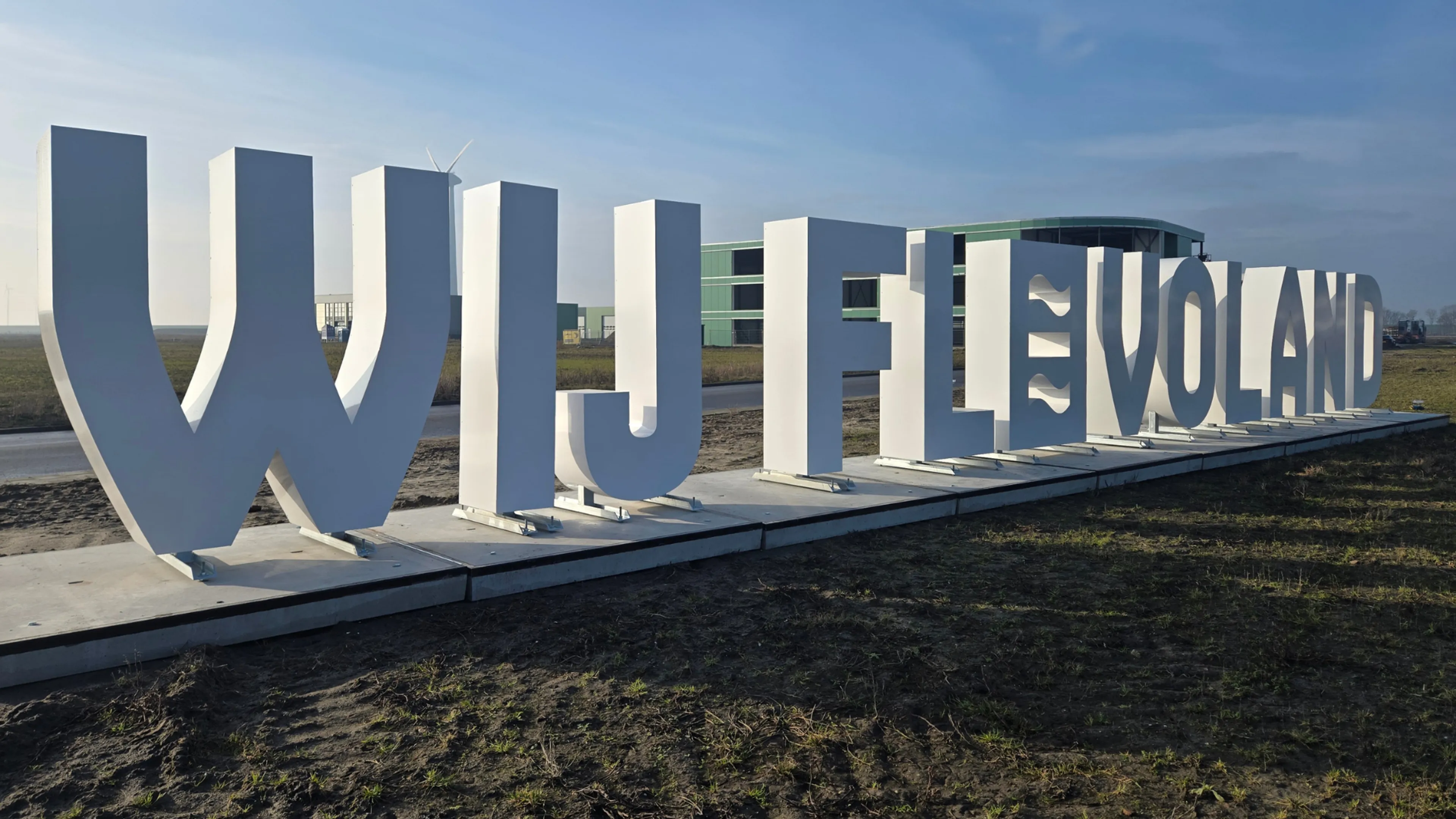 ‘WIJ FLEVOLAND’-letters bij Urk paar dagen na plaatsing al vernield