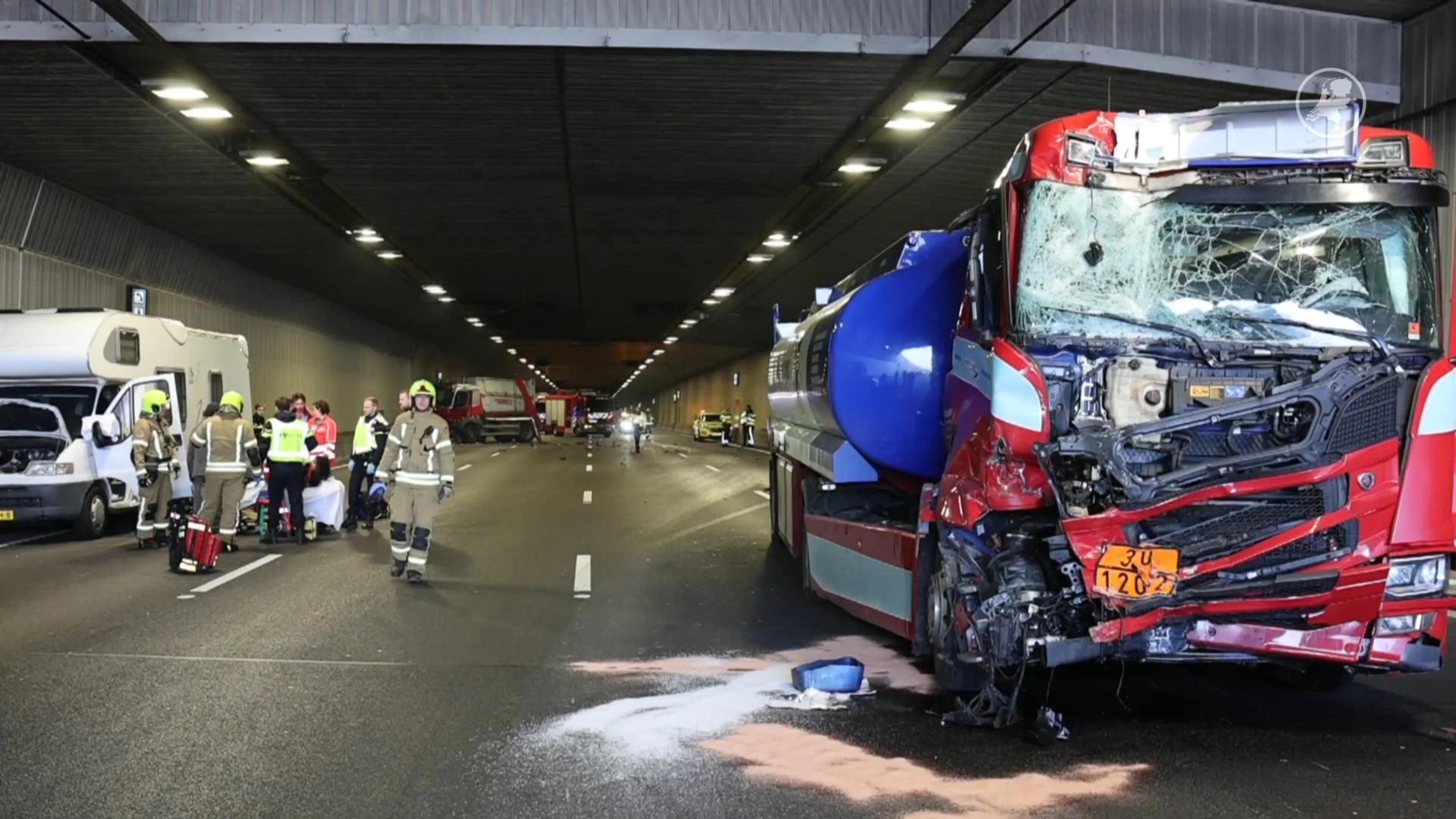 Grote chaos op A4: Ketheltunnel dicht na ongeluk met vrachtwagens