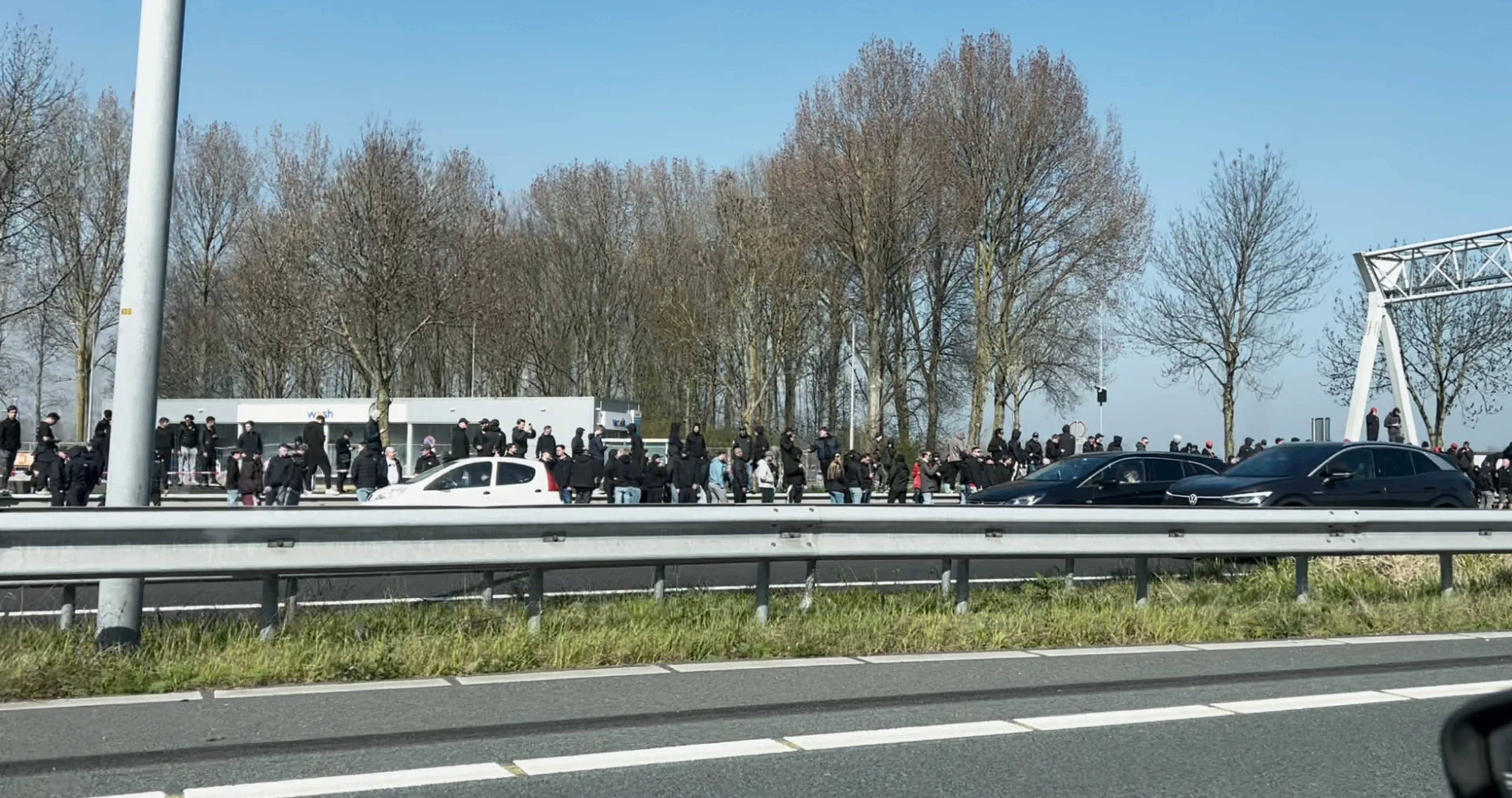 Ajax-fans lopen A4 bij Hoofddorp op met fakkels, verkeer vertraagd