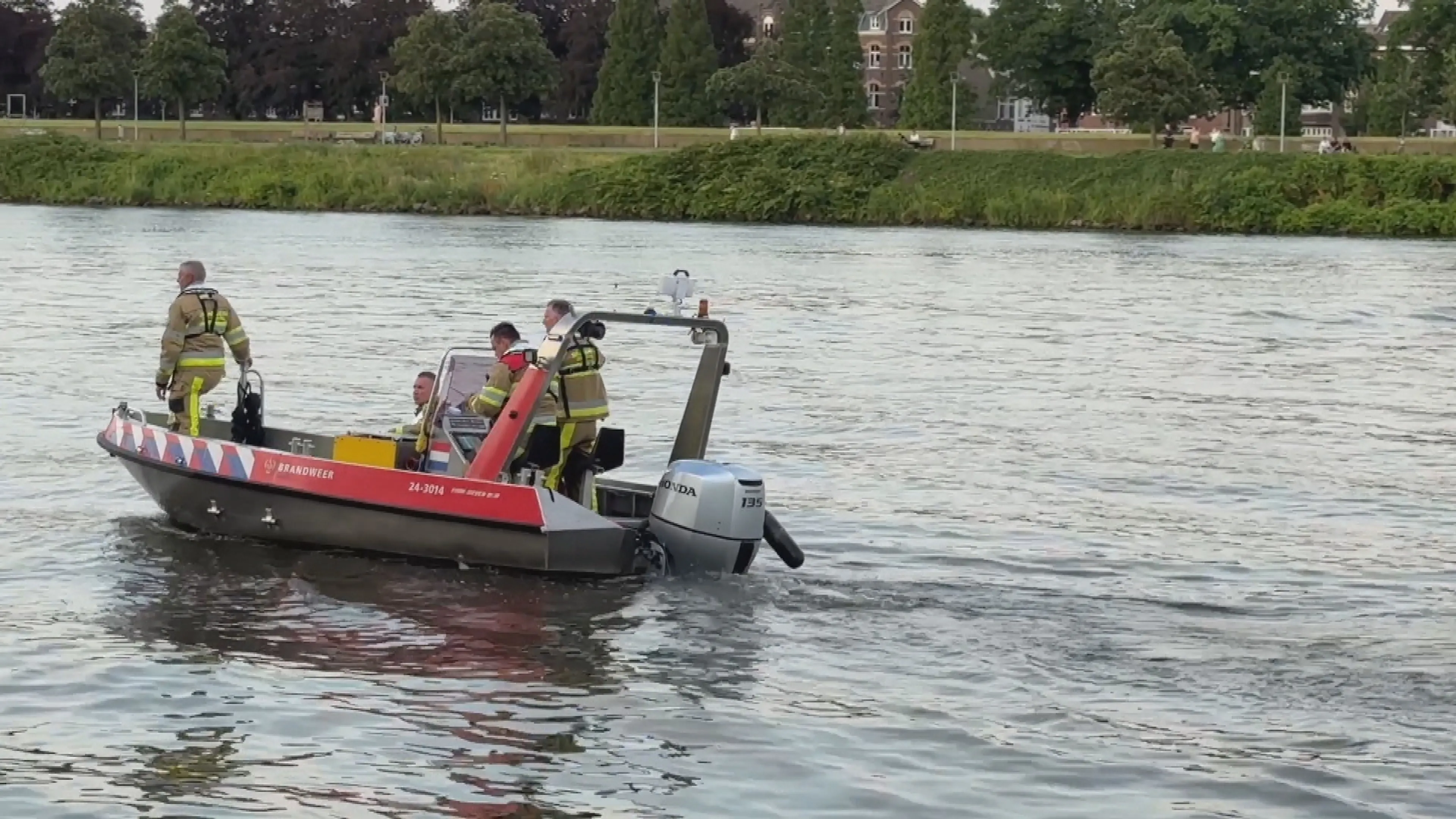 Grote zoekactie naar drenkeling in Maastricht, scheepvaartverkeer stilgelegd