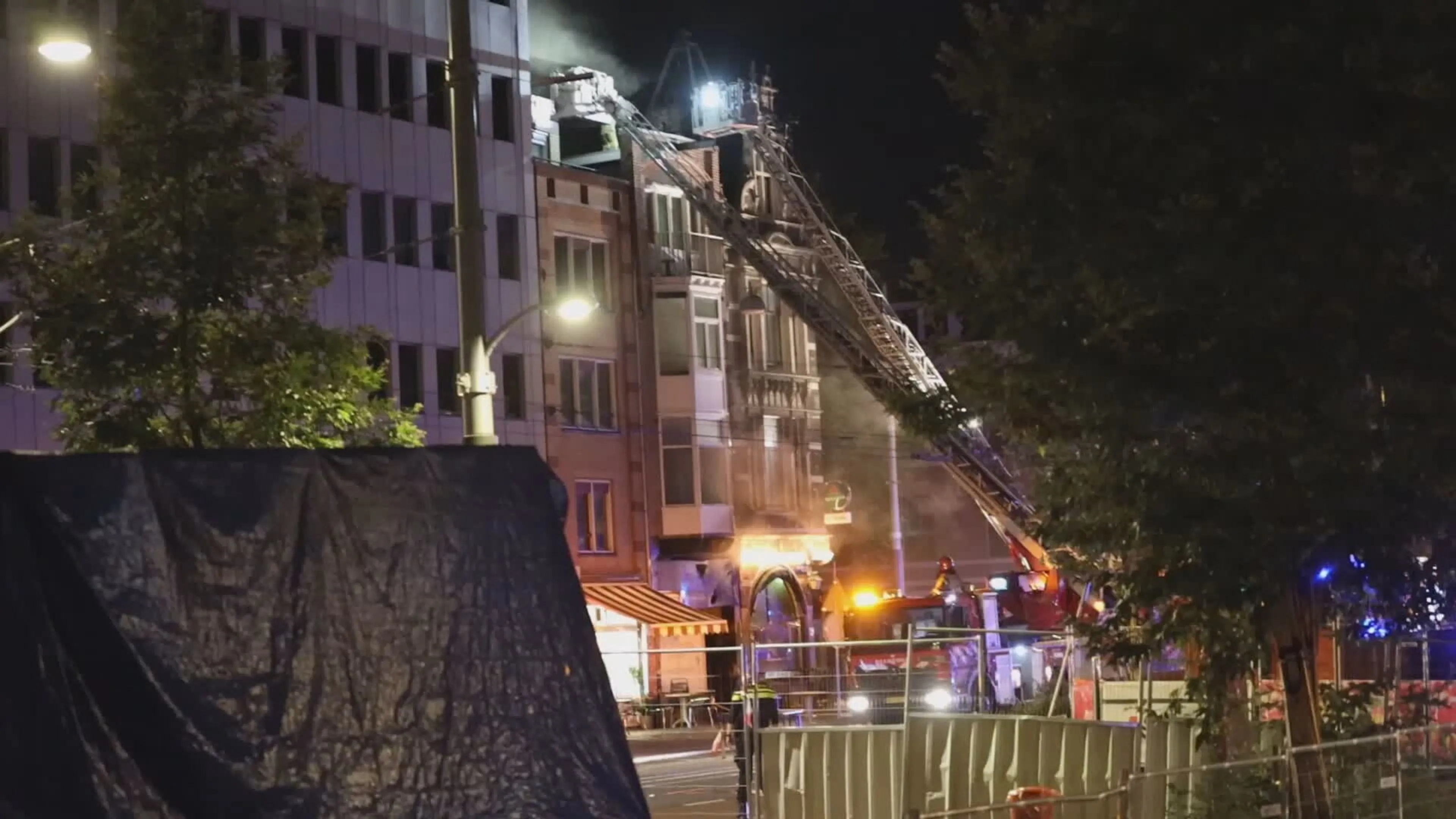 Brand na explosie in pand Amsterdam, bewoners in veiligheid gebracht