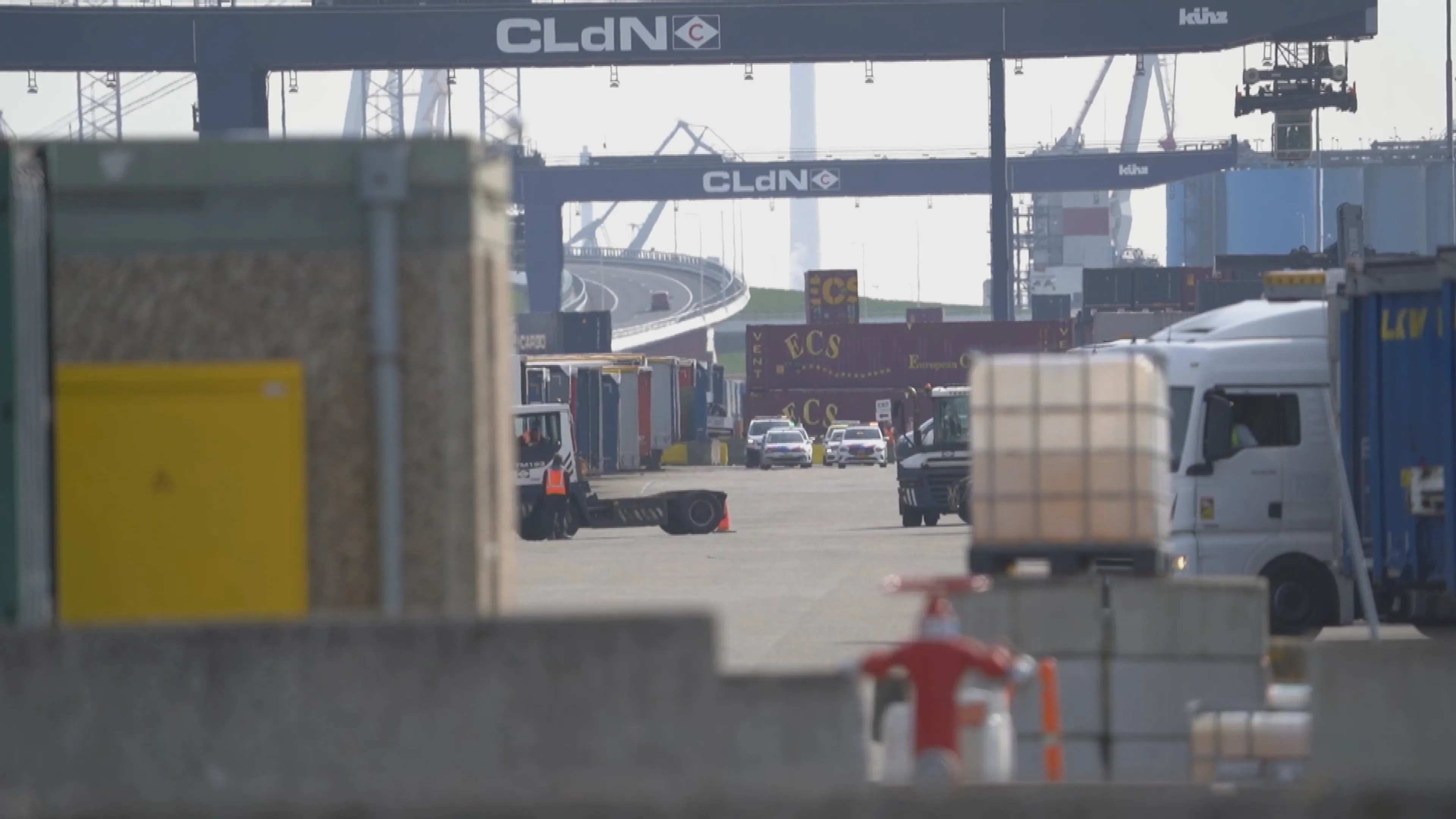 Dodelijk ongeval in haven Rotterdam: slachtoffer bekneld tussen containers