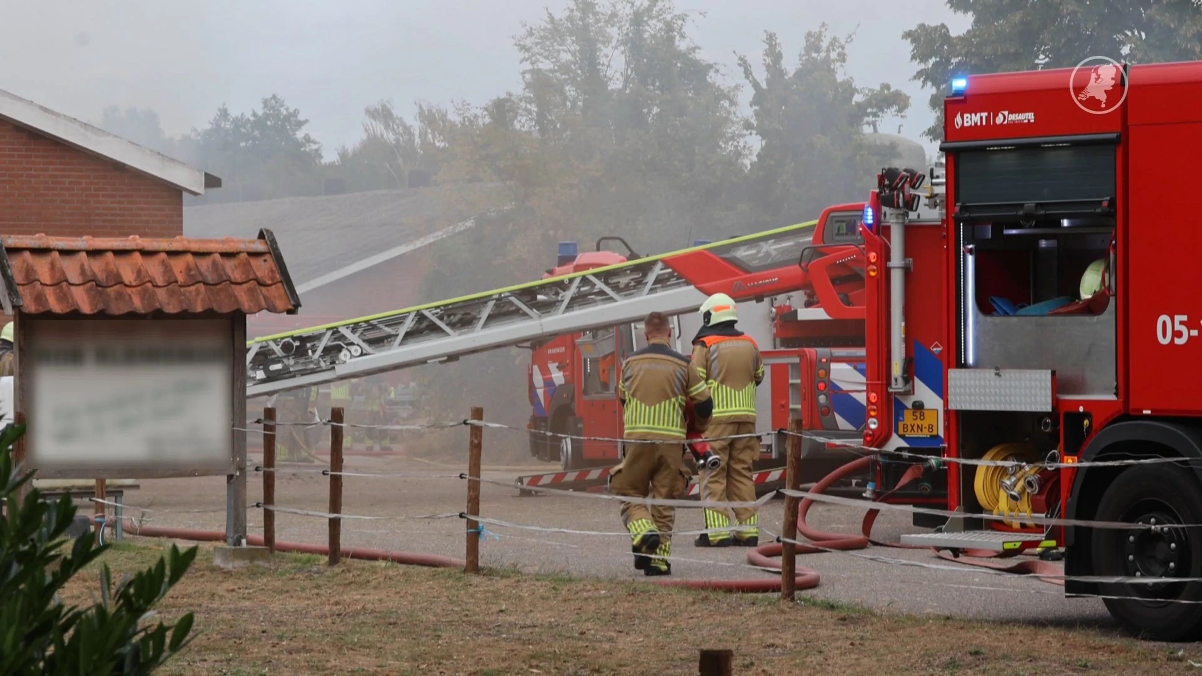 Brandweer blust grote brand na explosie in schuur Bentelo