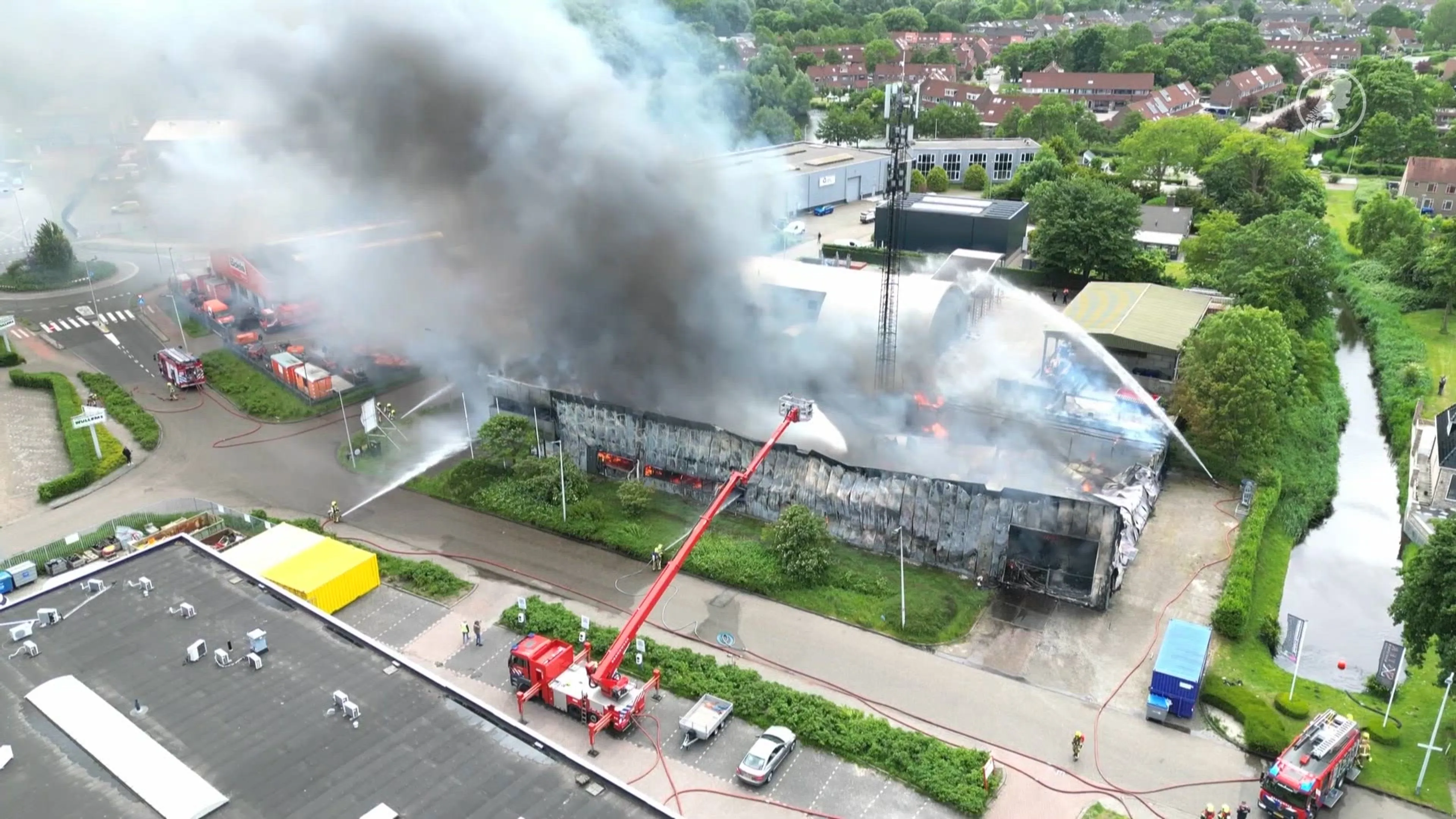 Hele bedrijfspand Hellevoetsluis verwoest door grote brand