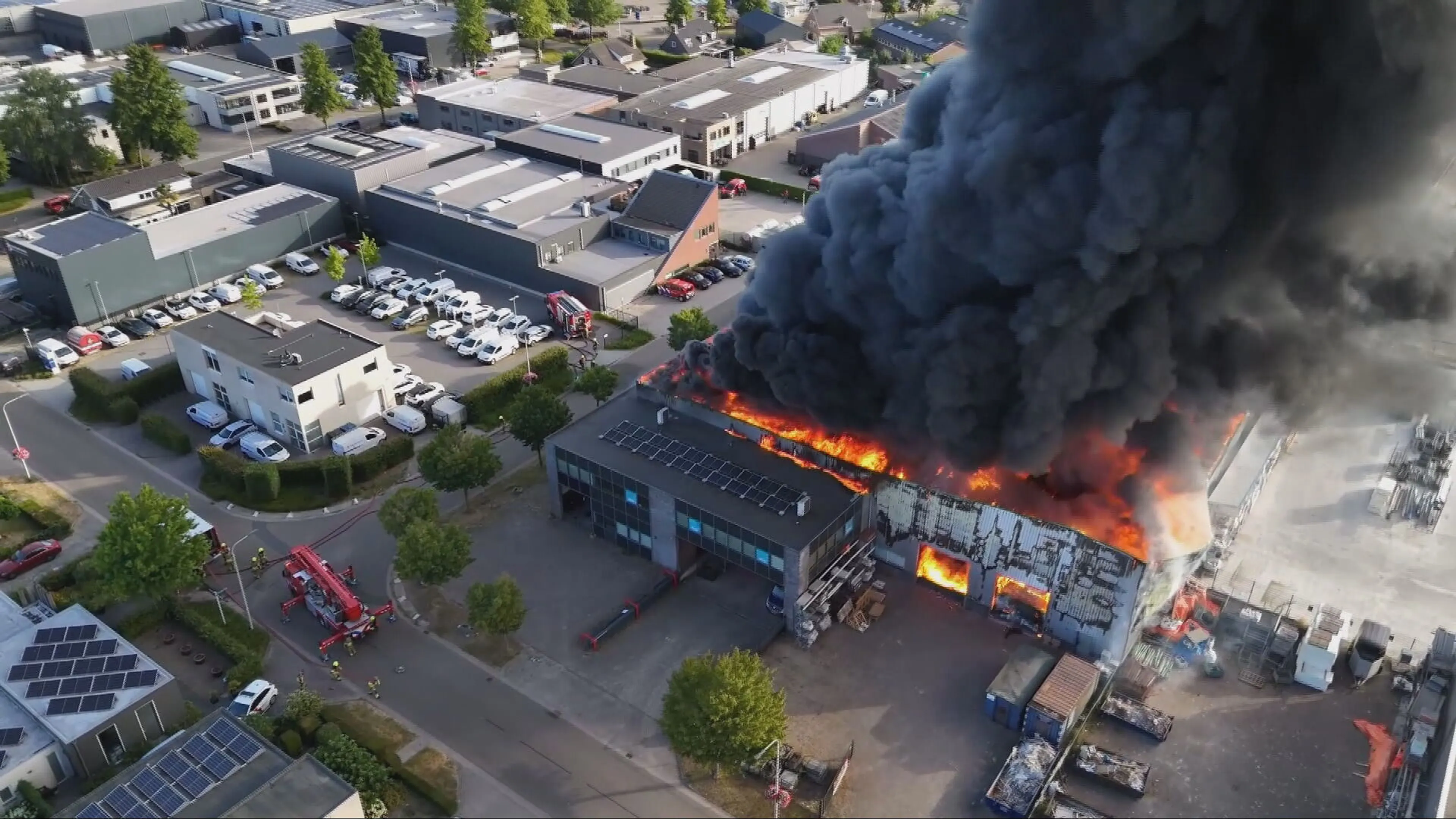 Enorme vlammenzee bij brand op industrieterrein in Udenhout