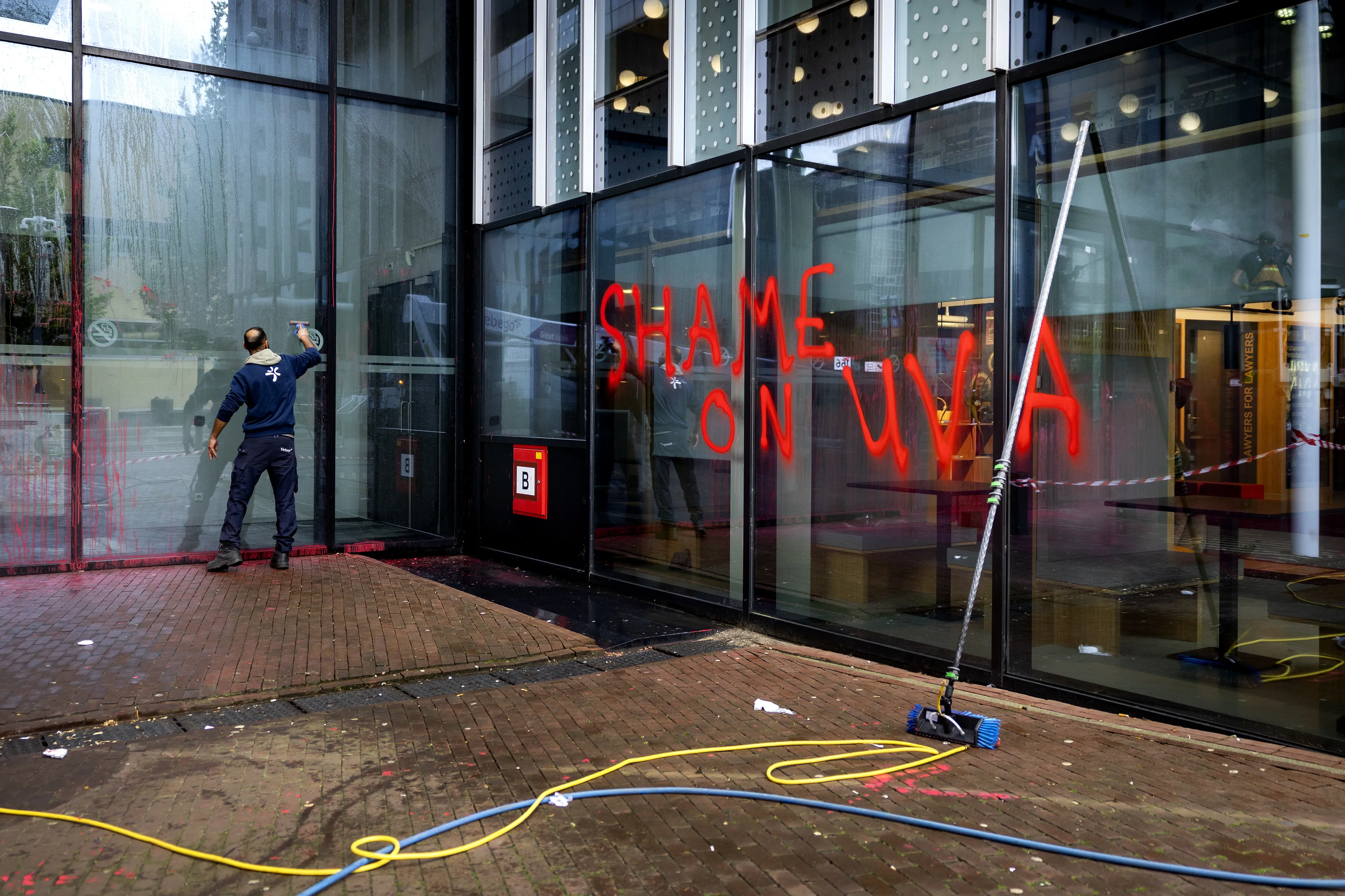 Ingang Roeterseilandcampus UvA besmeurd met rode verf