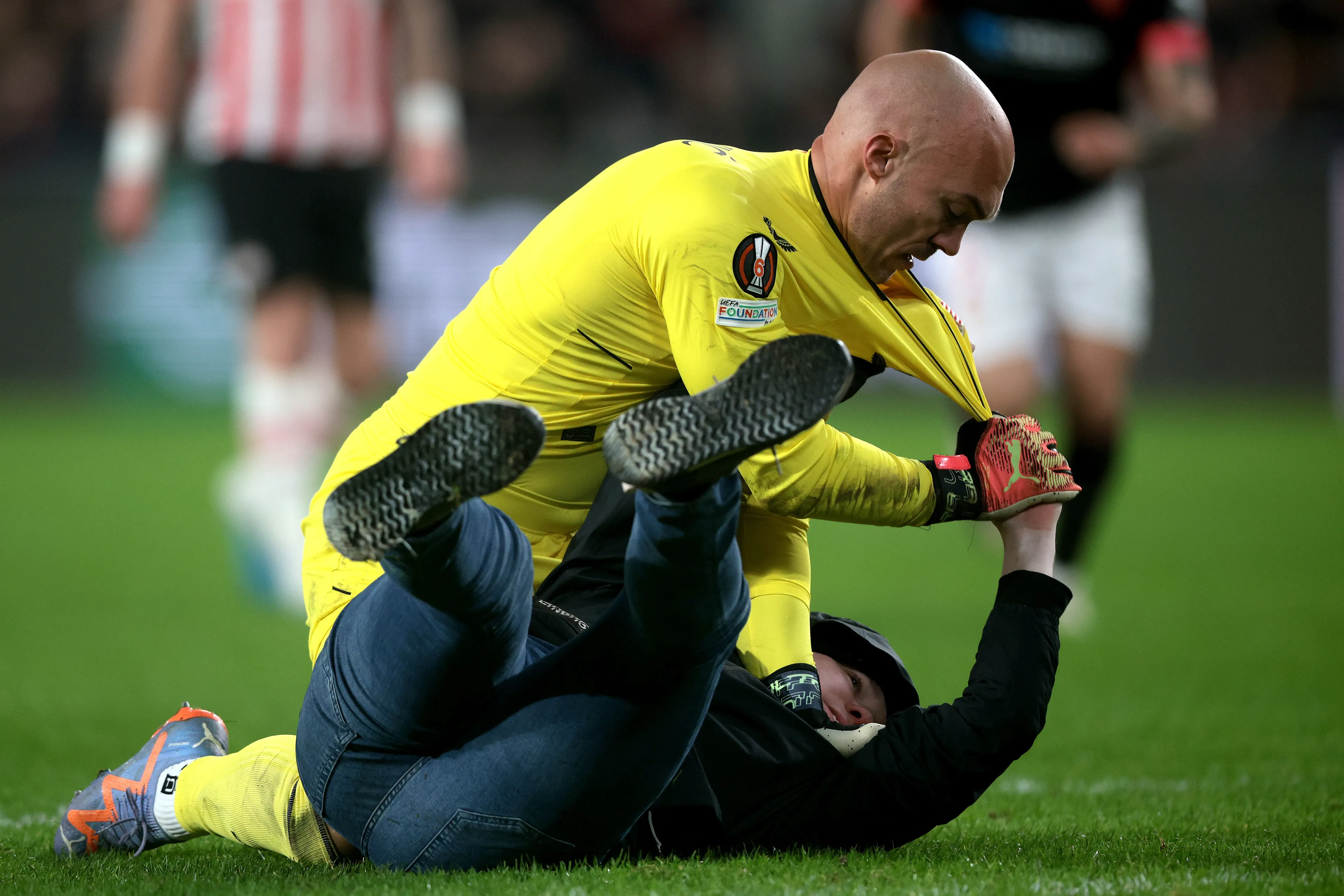 PSV-supporter die keeper Sevilla aanviel blijft vastzitten