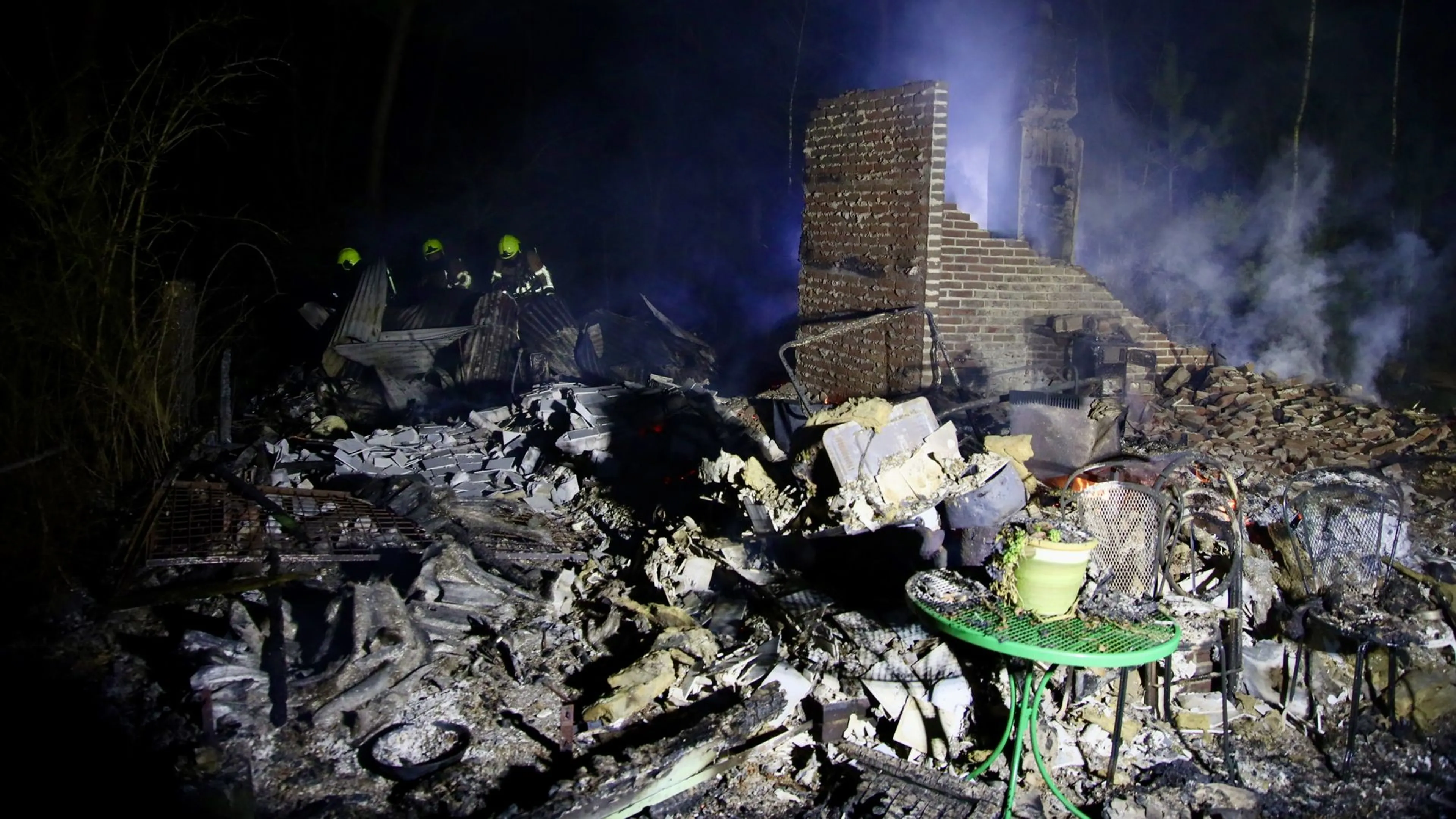 Woning volledig verwoest door explosie in Afferden: alleen schoorsteen staat nog overeind