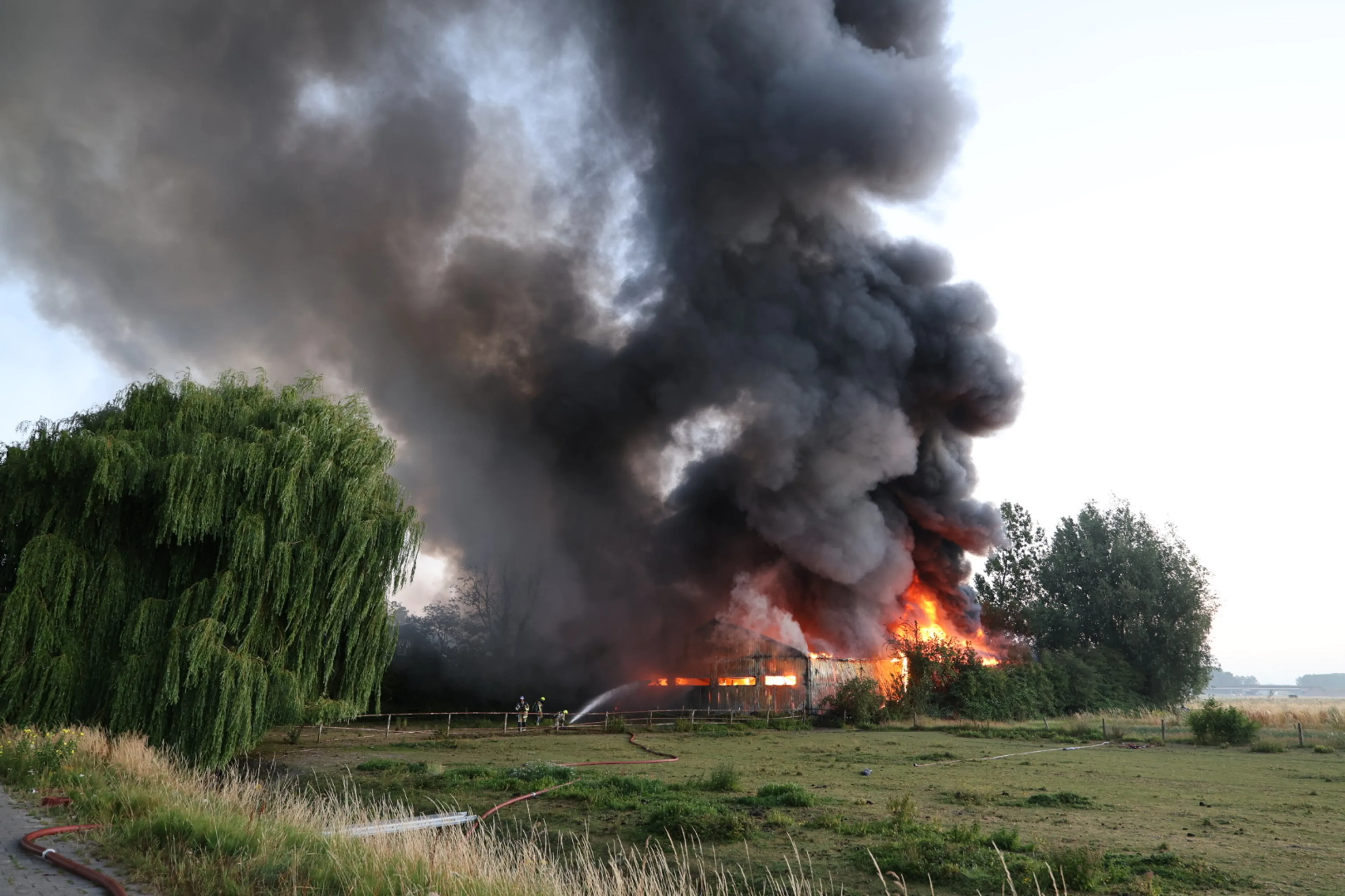 Dikke zwarte rookwolken bij zeer grote brand langs A4 bij Weteringbrug