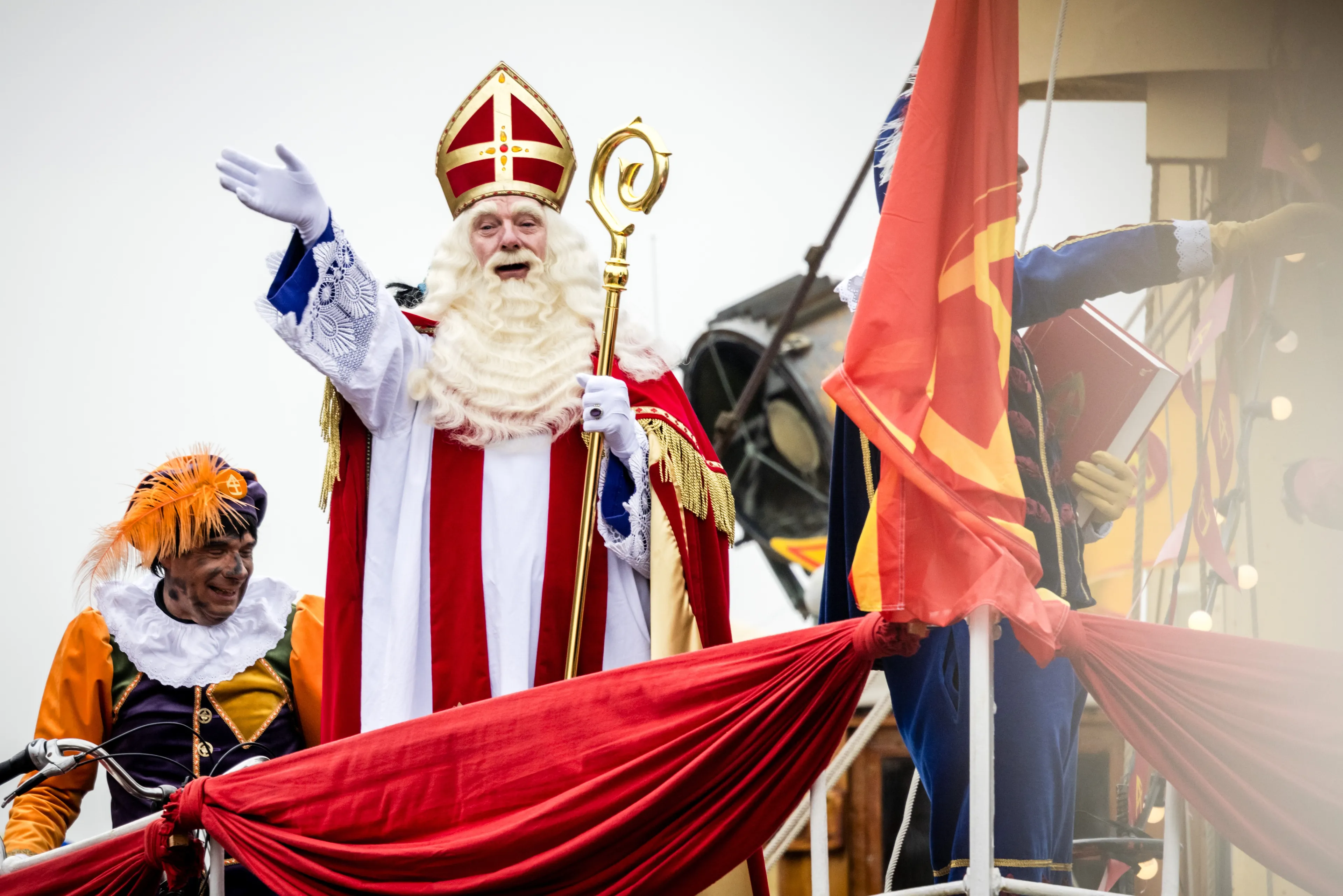Sinterklaas aangekomen in het land, stoomboot ligt veilig aan de kant